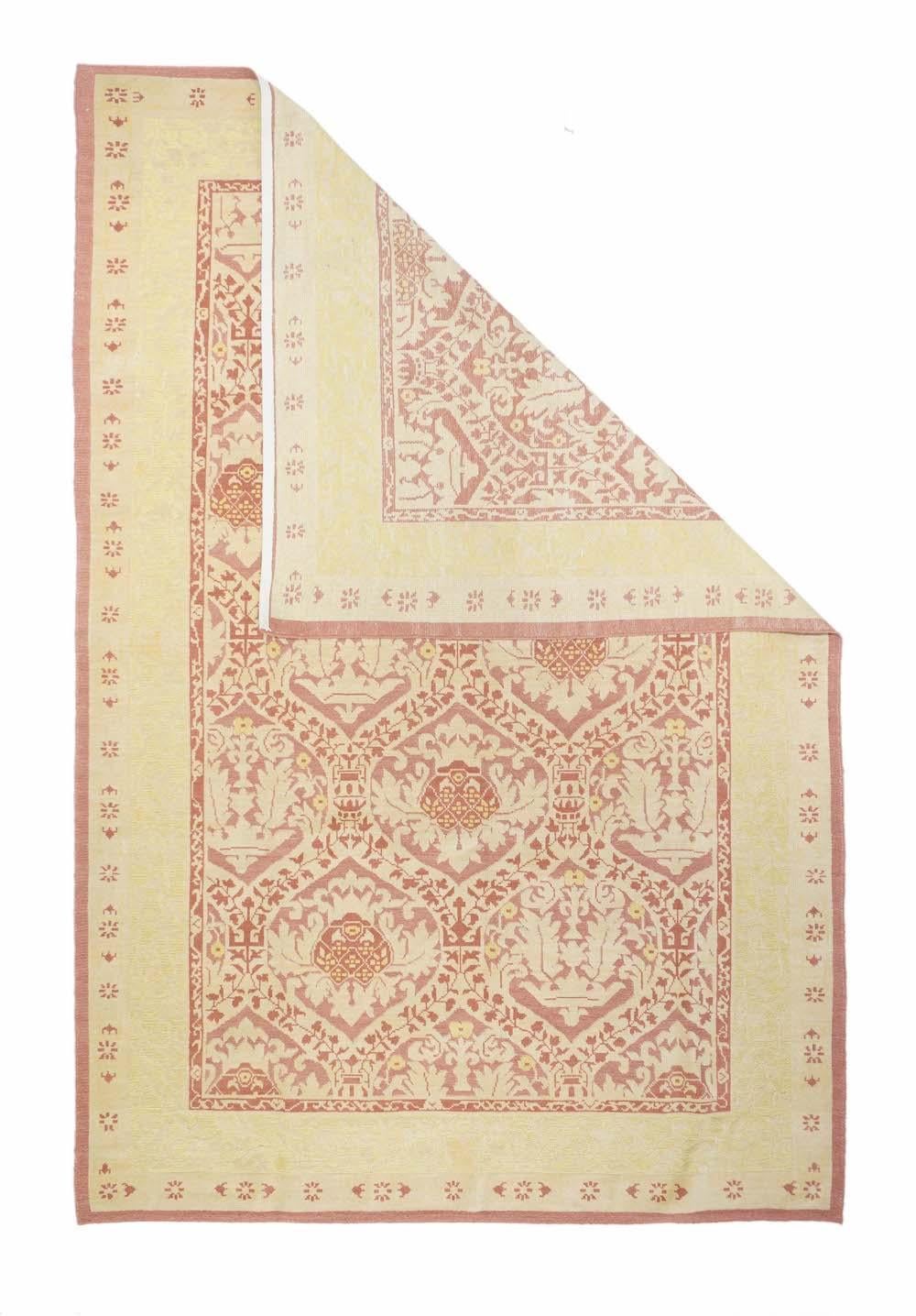 Tappeto Sumak 6'0'' x 9'0''. Questi Sumak sono una recente innovazione turca. Qui troviamo un reticolo leggermente sagomato di palmette, foglie e corone, nello stile del velluto di seta italiano del XVI secolo. Bordo principale in paglia