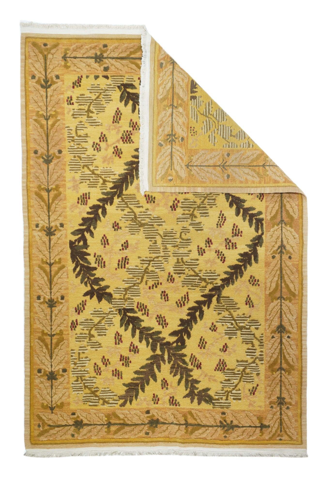 Tappeto Sumak 6'0'' x 9'0''. Questo tappeto persiano occidentale d'epoca presenta un campo prevalentemente aperto in paglia e panna con un diamante centrale a palmetta blu all'interno di una corona floreale conforme, e pennacchi angolari espansi con