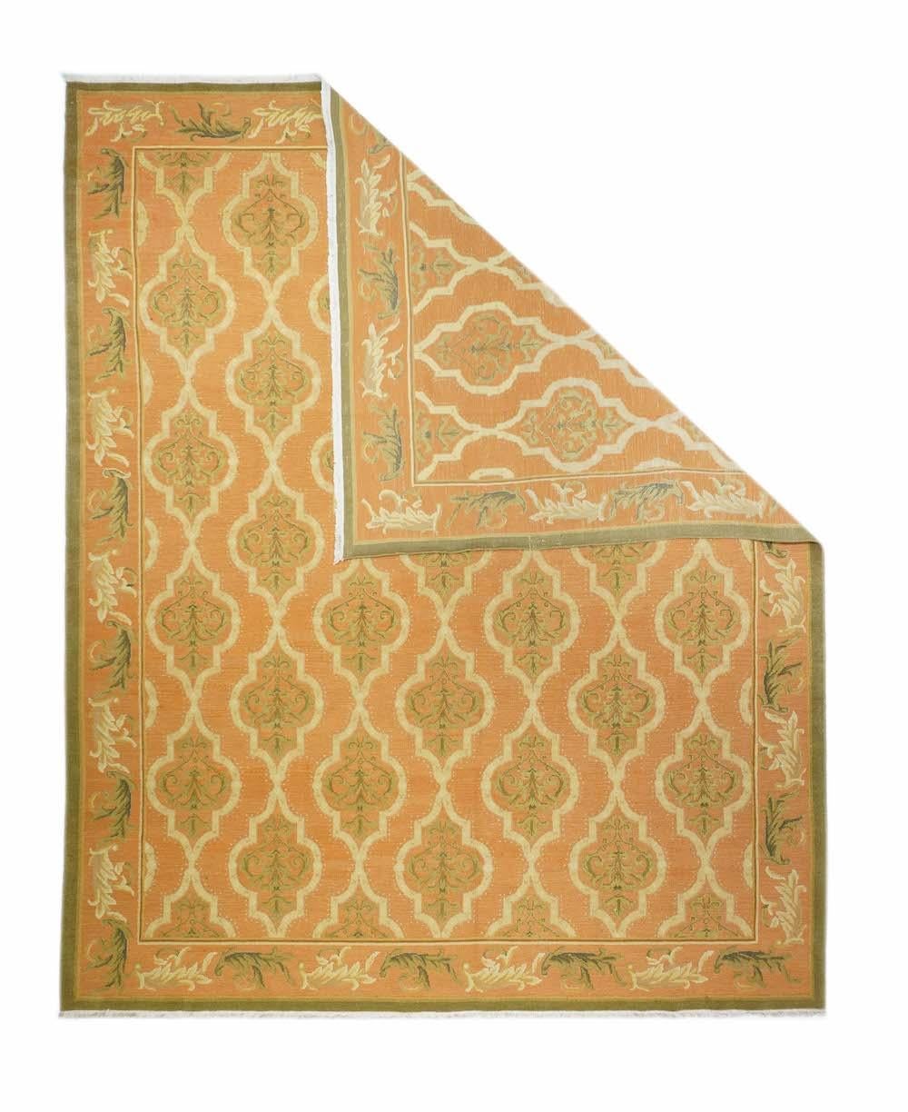 Tappeto Sumak 8'0'' x 10'0''. Una tecnica, piuttosto che un tipo specifico, in cui gli orditi sono avvolti da trame colorate per creare un disegno. Caucasico, turco, persiano e altri tipi.  Produce un tappeto piatto, senza pelo, che può essere