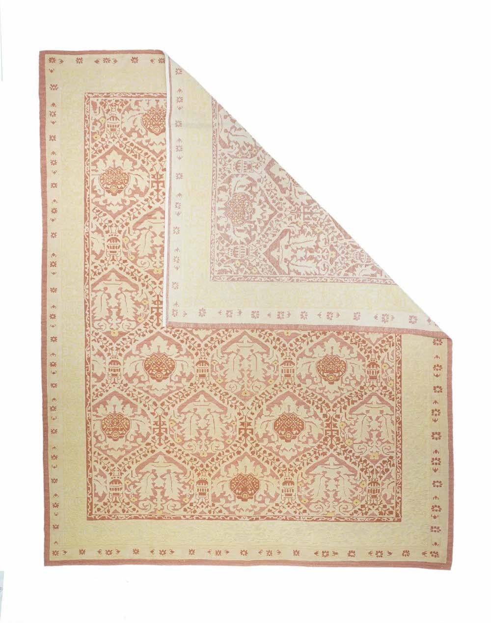 Tappeto Sumak 8'0'' x 10'0''. Questo moderno tappeto turco a tessitura piana senza veli presenta un ampio reticolo esagonale che racchiude foglie e corone gemelle o palmette a carciofo, in stile ottomano-italiano del XVI secolo. Bordo principale in