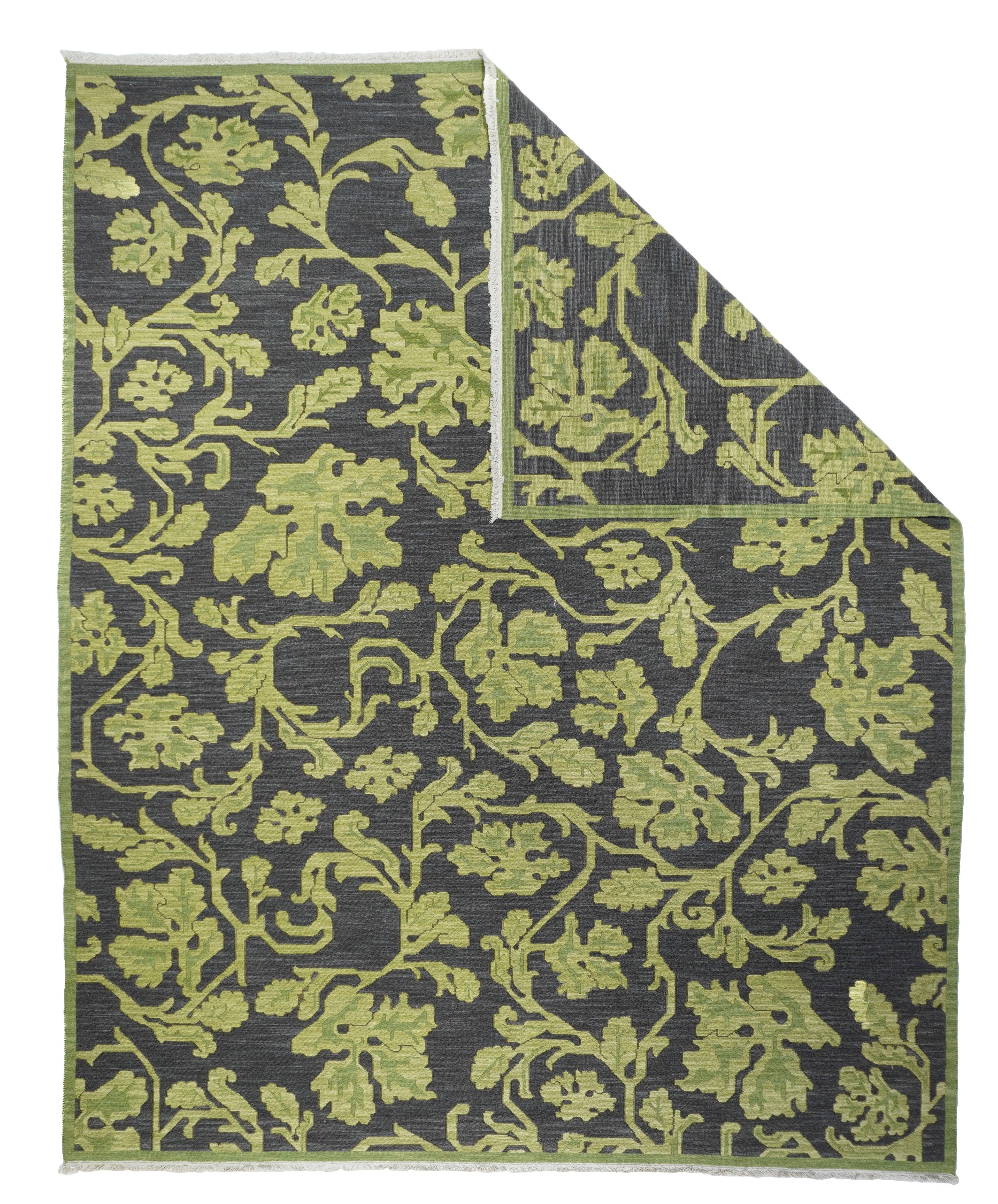 Tappeto Sumak 8'0'' x 10'0''. Una tecnica, piuttosto che un tipo specifico, in cui gli orditi sono avvolti da trame colorate per creare un disegno. Caucasico, turco, persiano e altri tipi.  Produce un tappeto piatto, senza pelo, che può essere