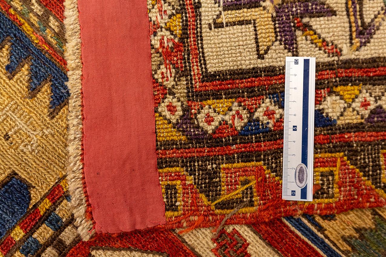 Flachgewebter Sumak-Teppich mit geometrischen Motiven und lebhaften Farben im Angebot 3