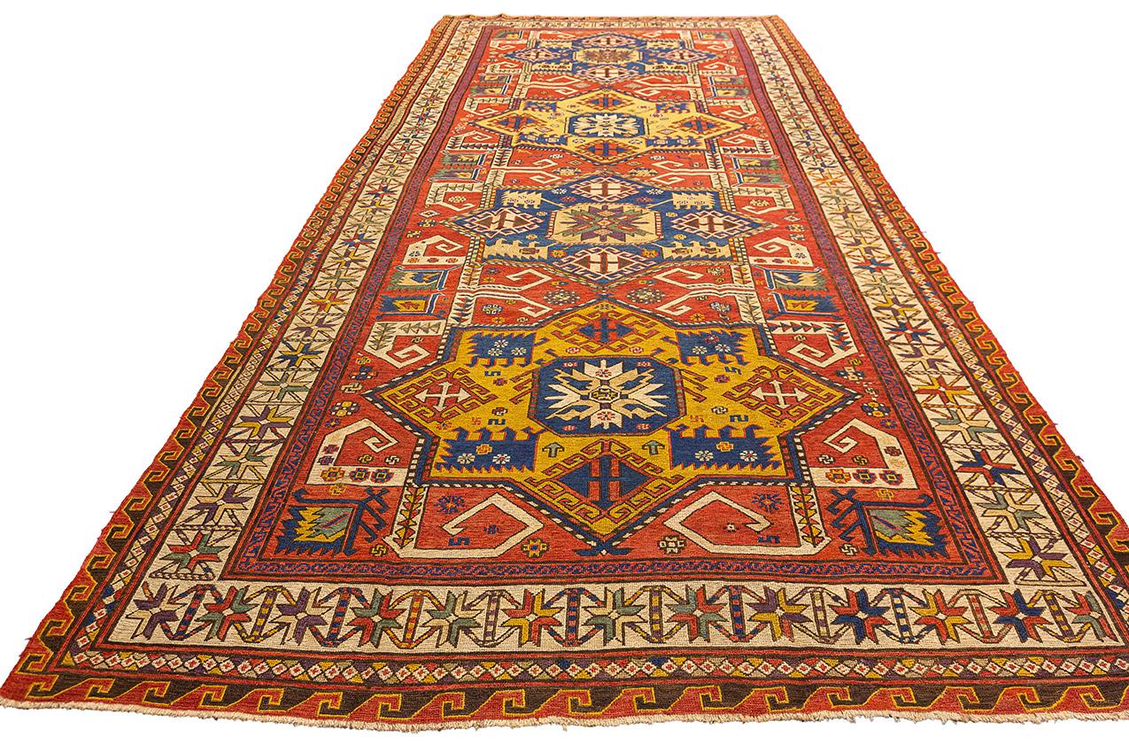 Nous vous présentons notre superbe tapis caucasien Sumak, véritable chef-d'œuvre de techniques de tissage traditionnelles et de design audacieux. Utilisant l'ancienne méthode de tissage à plat, cette pièce est fabriquée de manière à être épaisse,
