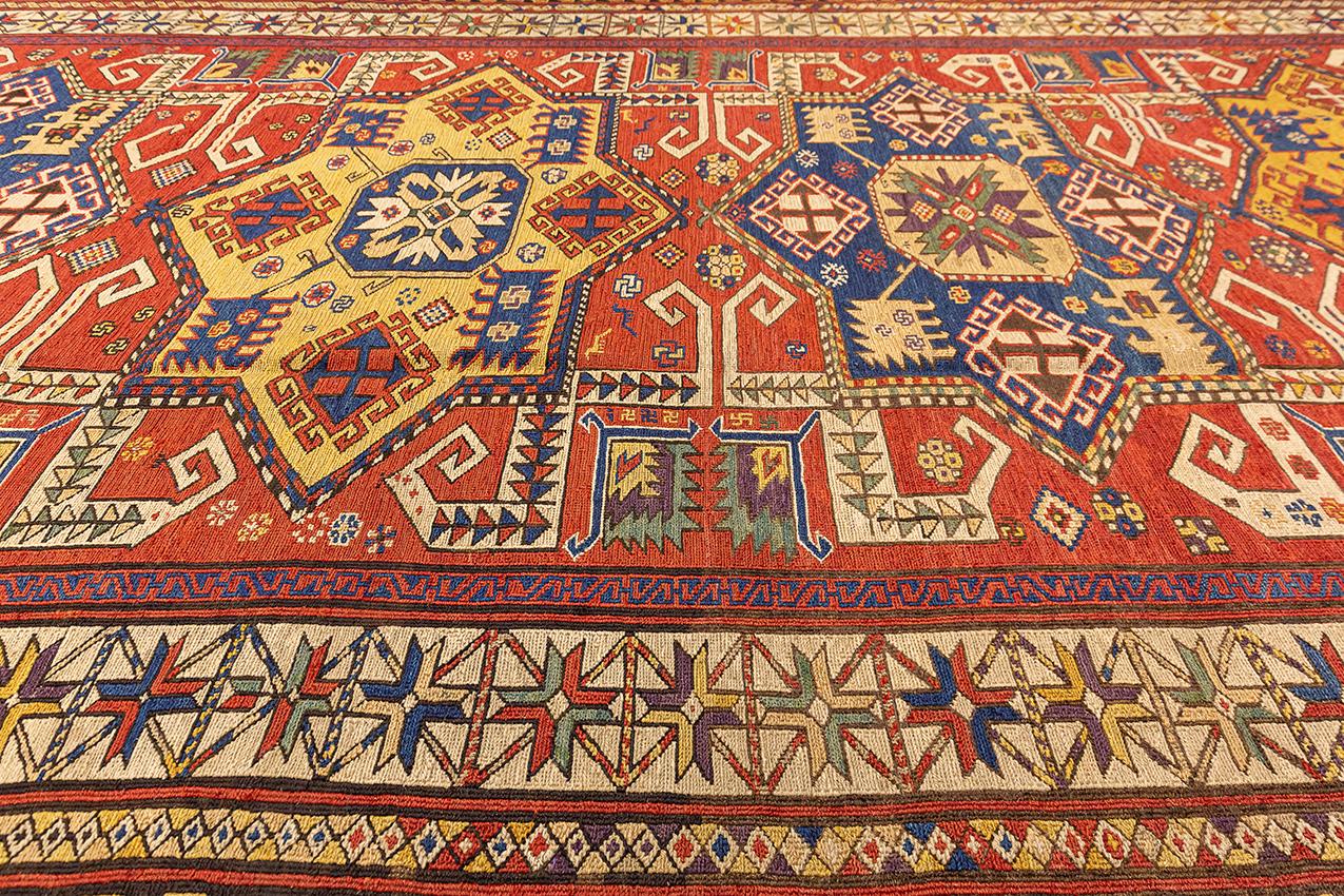 Flachgewebter Sumak-Teppich mit geometrischen Motiven und lebhaften Farben (Kaukasisch) im Angebot