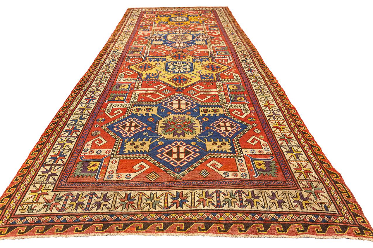Flachgewebter Sumak-Teppich mit geometrischen Motiven und lebhaften Farben (Handgefertigt) im Angebot