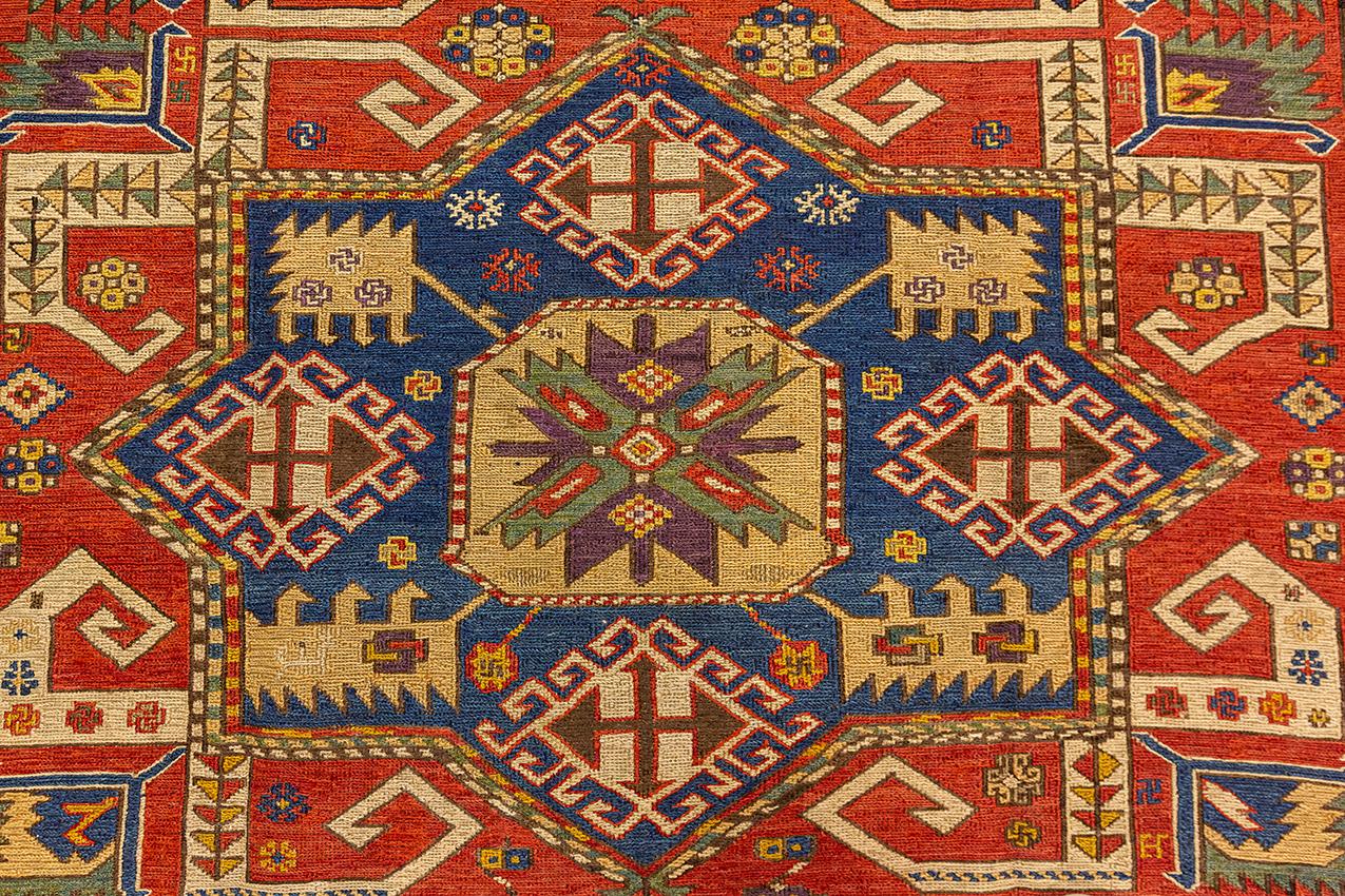 Flachgewebter Sumak-Teppich mit geometrischen Motiven und lebhaften Farben (19. Jahrhundert) im Angebot