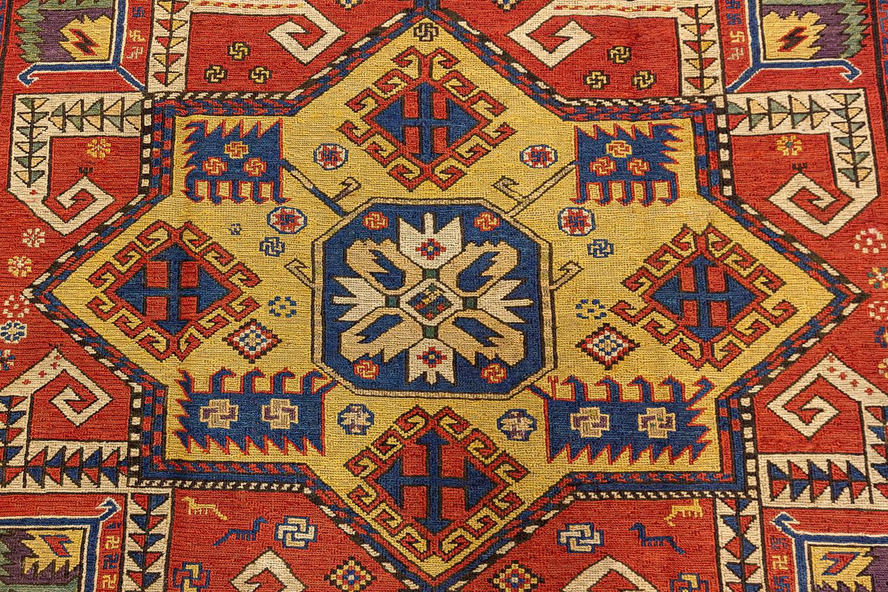 Flachgewebter Sumak-Teppich mit geometrischen Motiven und lebhaften Farben (Wolle) im Angebot