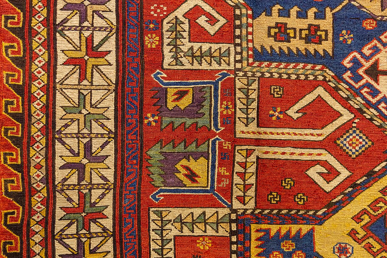 Flachgewebter Sumak-Teppich mit geometrischen Motiven und lebhaften Farben im Angebot 1