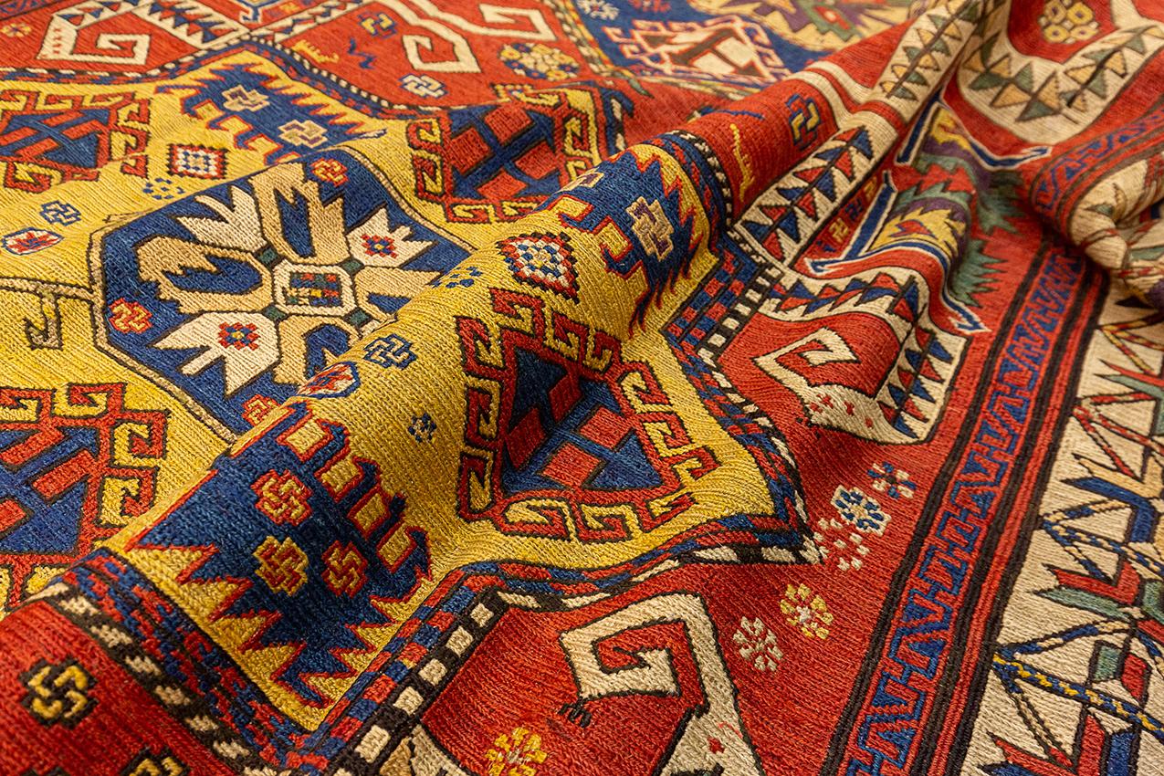 Flachgewebter Sumak-Teppich mit geometrischen Motiven und lebhaften Farben im Angebot 2