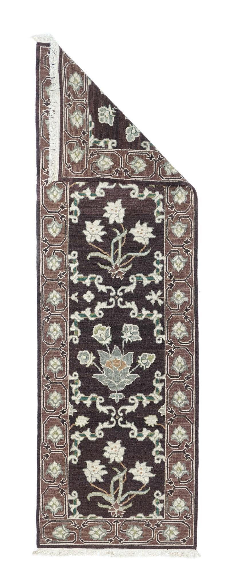 Runner Sumak 2'6'' x 8'0''. Una tecnica, piuttosto che un tipo specifico, in cui gli orditi sono avvolti da trame colorate per creare un disegno. Caucasico, turco, persiano e altri tipi. Produce un tappeto piatto, senza pelo, che può essere girato