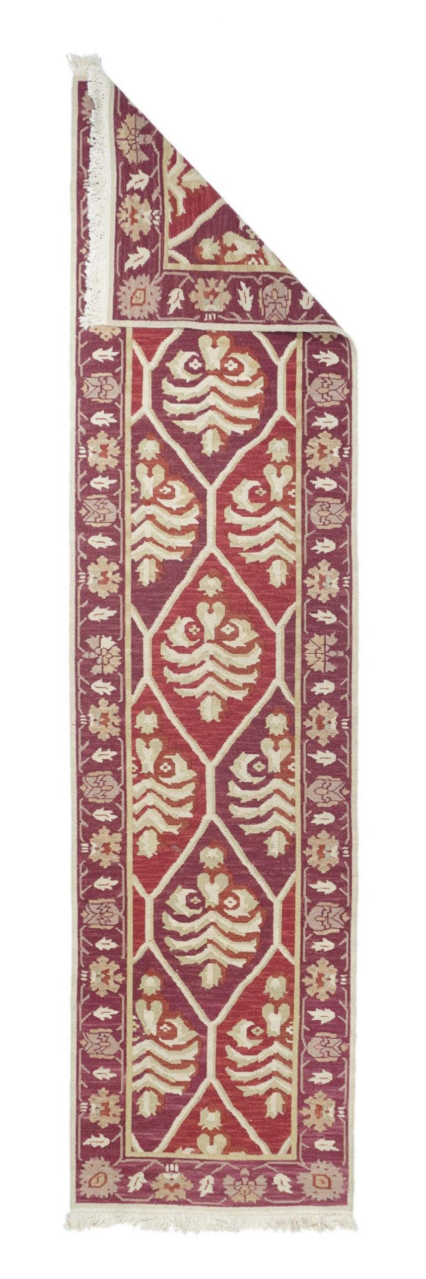 Runner Sumak 2'6'' x 8'0''. Una tecnica, piuttosto che un tipo specifico, in cui gli orditi sono avvolti da trame colorate per creare un disegno. Caucasico, turco, persiano e altri tipi. Produce un tappeto piatto, senza pelo, che può essere girato