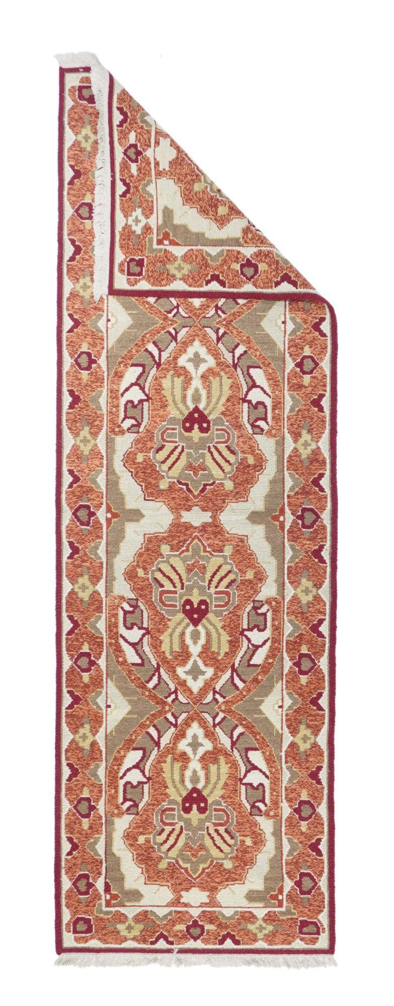 Runner Sumak 2'6'' x 8'0''. Una tecnica, piuttosto che un tipo specifico, in cui gli orditi sono avvolti da trame colorate per creare un disegno. Caucasico, turco, persiano e altri tipi. Produce un tappeto piatto, senza pelo, che può essere girato