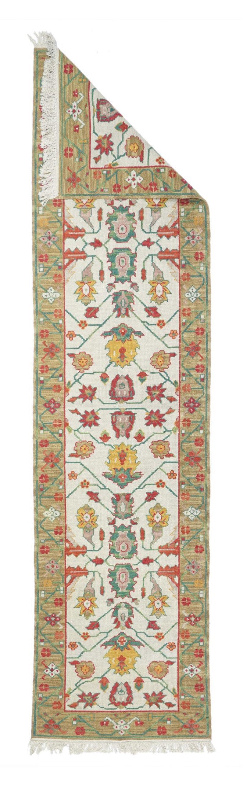  Runner Sumak 2'6'' x 8'0''. Una tecnica, piuttosto che un tipo specifico, in cui gli orditi sono avvolti da trame colorate per creare un disegno. Caucasico, turco, persiano e altri tipi. Produce un tappeto piatto, senza pelo, che può essere girato