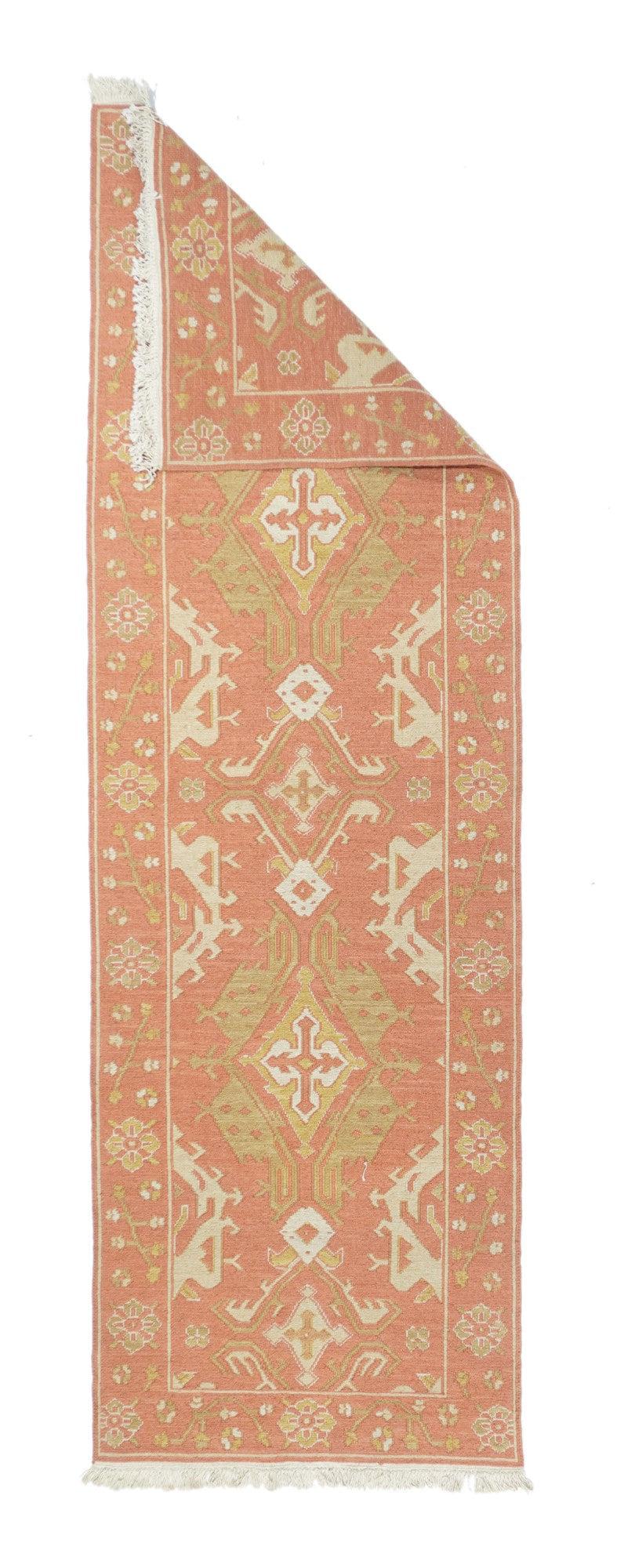 Runner Sumak 2'6'' x 8'0''. Una tecnica, piuttosto che un tipo specifico, in cui gli orditi sono avvolti da trame colorate per creare un disegno. Caucasico, turco, persiano e altri tipi. Produce un tappeto piatto, senza pelo, che può essere girato