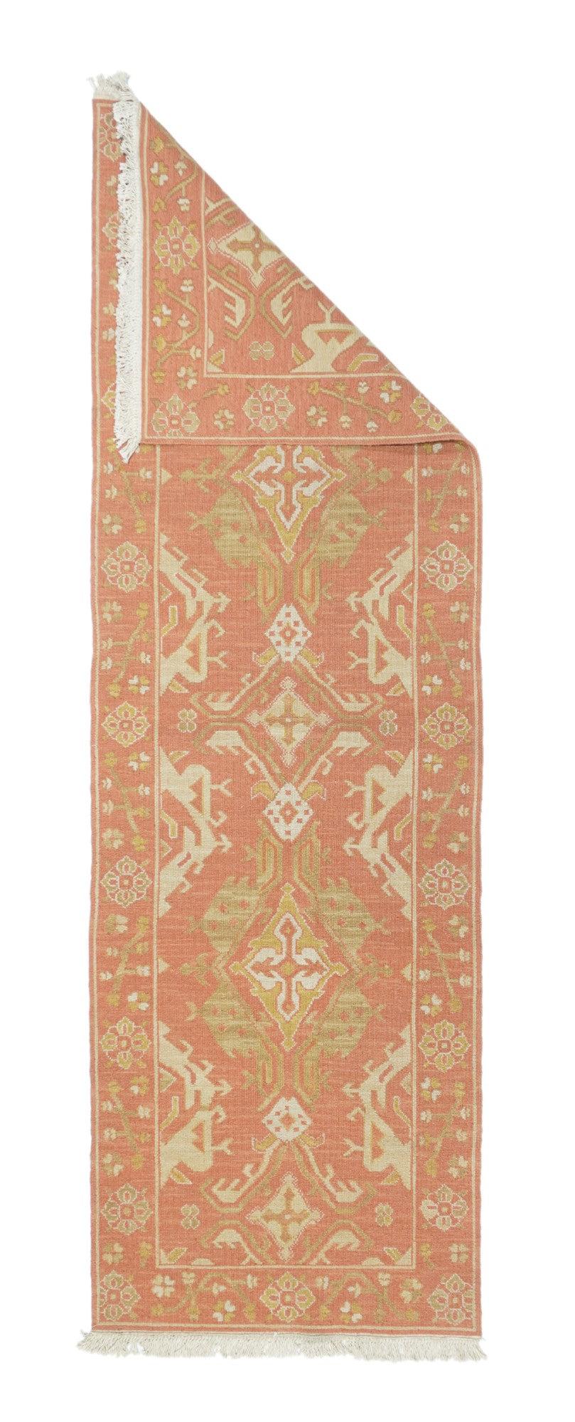 Runner Sumak 2'6'' x 8'0''. Una tecnica, piuttosto che un tipo specifico, in cui gli orditi sono avvolti da trame colorate per creare un disegno. Caucasico, turco, persiano e altri tipi. Produce un tappeto piatto, senza pelo, che può essere girato