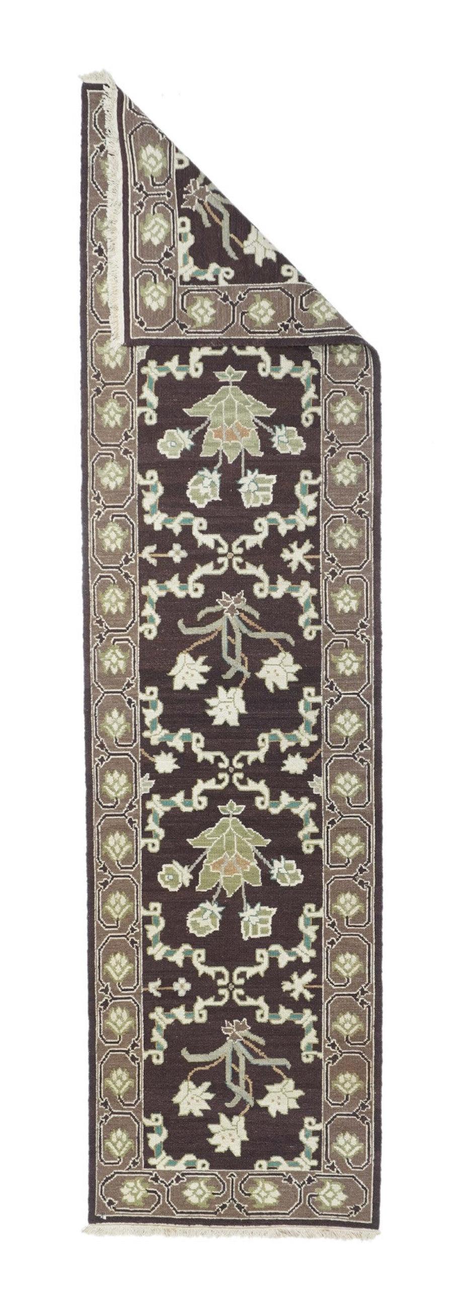 Runner Sumak 2'6'' x 8'0''. Una tecnica, piuttosto che un tipo specifico, in cui gli orditi sono avvolti da trame colorate per creare un disegno. Caucasico, turco, persiano e altri tipi. Produce un tappeto piatto, senza pelo, che può essere girato