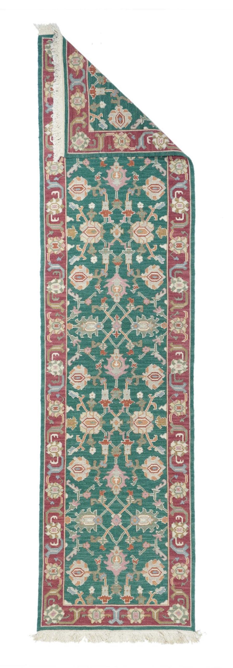 Runner Sumak 2'6'' x 8'0''. Una tecnica, piuttosto che un tipo specifico, in cui gli orditi sono avvolti da trame colorate per creare un disegno. Caucasico, turco, persiano e altri tipi. Produce un tappeto piatto, senza pelo, che può essere girato