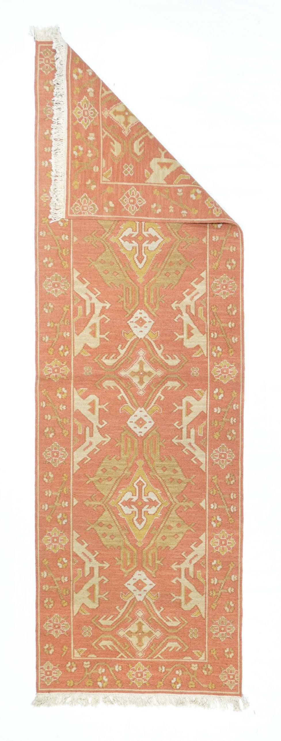 Runner Sumak 2'6'' x 8'0''. Una tecnica, piuttosto che un tipo specifico, in cui gli orditi sono avvolti da trame colorate per creare un disegno. Caucasico, turco, persiano e altri tipi. Produce un tappeto piatto, senza pelo, che può essere girato