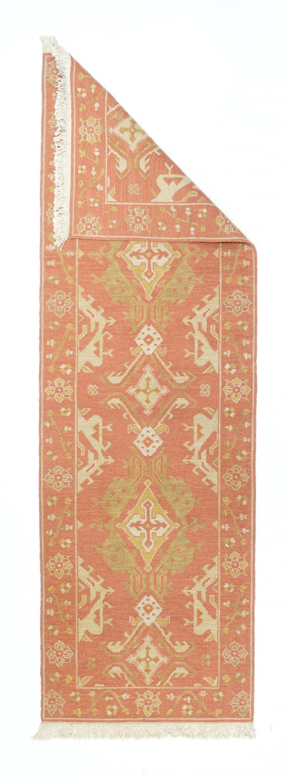 Runner Sumak 2'6'' x 8'0''. Una tecnica, più che un tipo specifico, in cui gli orditi sono avvolti da trame colorate per creare un disegno. Caucasico, turco, persiano e altri tipi. Produce un tappeto piatto, senza pelo, che può essere girato per un