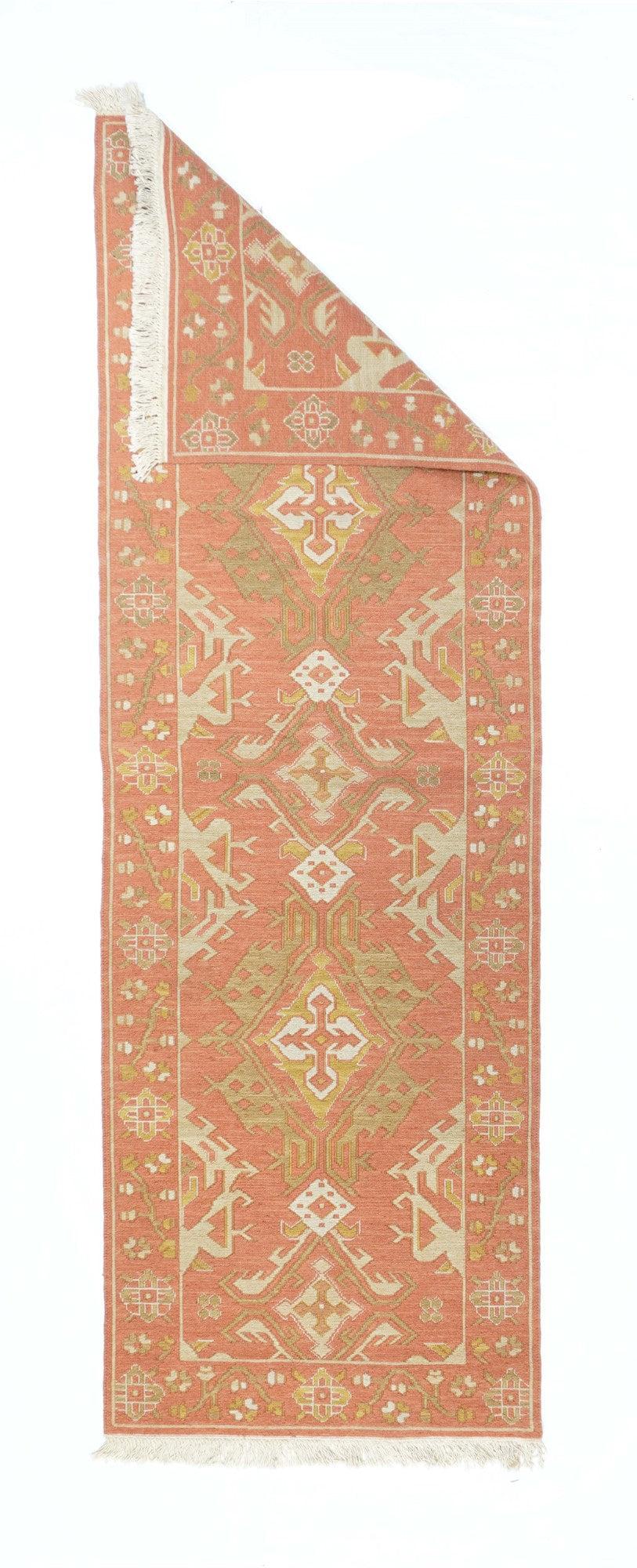 Runner Sumak 2'6'' x 8'0''. Una tecnica, piuttosto che un tipo specifico, in cui gli orditi sono avvolti da trame colorate per creare un disegno. Caucasico, turco, persiano e altri tipi. Produce un tappeto piatto, senza pelo, che può essere girato