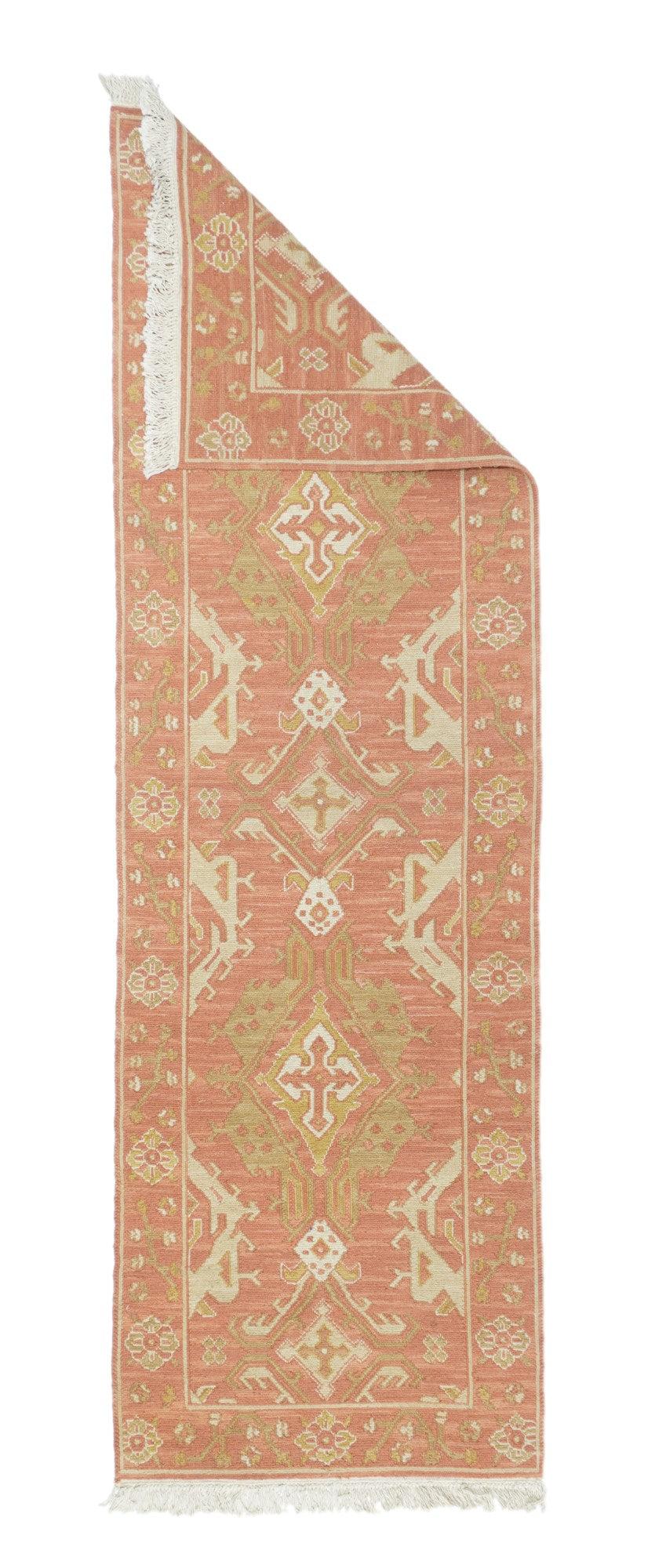 Runner Sumak 2'6'' x 8'0''. Una tecnica, piuttosto che un tipo specifico, in cui gli orditi sono avvolti da trame colorate per creare un disegno. Caucasico, turco, persiano e altri tipi. Produce un tappeto piatto, senza pelo, che può essere girato