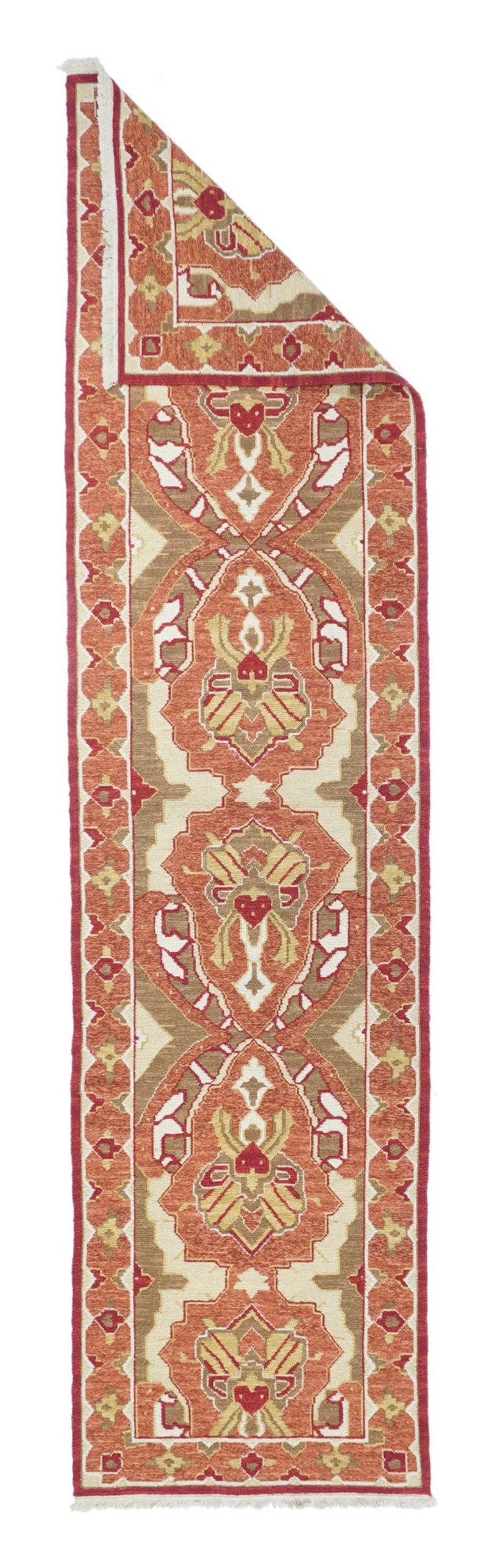 Runner Sumak 2'6'' x 8'0''. Una tecnica, piuttosto che un tipo specifico, in cui gli orditi sono avvolti da trame colorate per creare un disegno. Caucasico, turco, persiano e altri tipi. Produce un tappeto piatto, senza pelo, che può essere girato