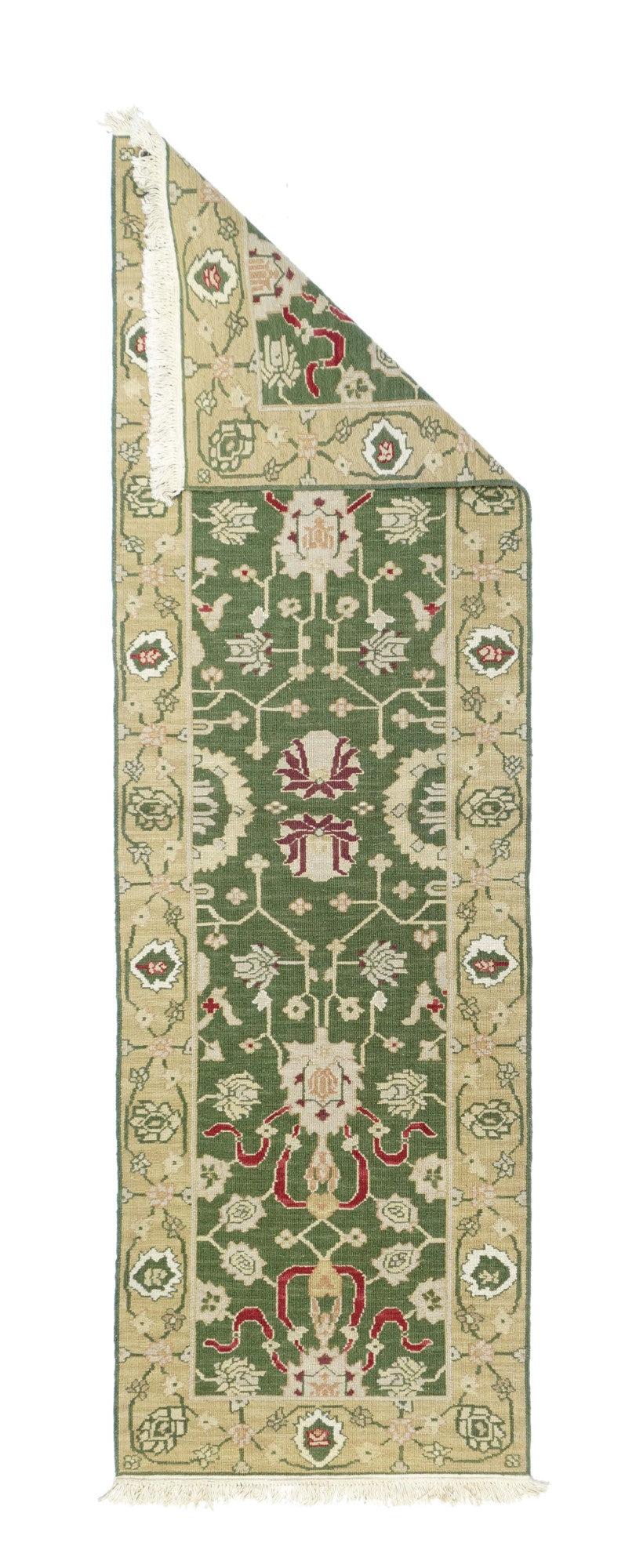 Runner Sumak 2'6'' x 8'0''. Una tecnica, piuttosto che un tipo specifico, in cui gli orditi sono avvolti da trame colorate per creare un disegno. Caucasico, turco, persiano e altri tipi. Produce un tappeto piatto, senza pelo, che può essere girato