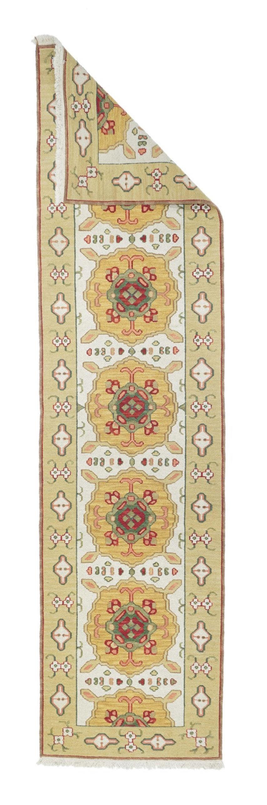 Runner Sumak 2'6'' x 8'0''. Una tecnica, piuttosto che un tipo specifico, in cui gli orditi sono avvolti da trame colorate per creare un disegno. Caucasico, turco, persiano e altri tipi. Produce un tappeto piatto, senza pelo, che può essere girato