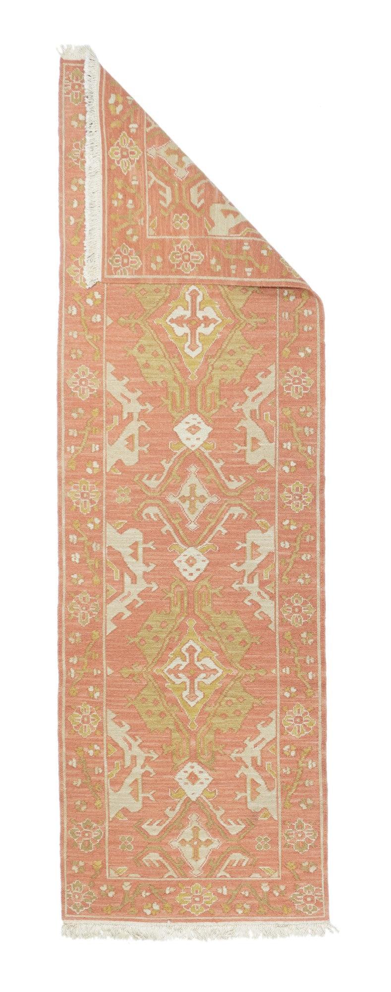 Runner Sumak 2'6'' x 8'0''. Una tecnica, piuttosto che un tipo specifico, in cui gli orditi sono avvolti da trame colorate per creare un disegno. Caucasico, turco, persiano e altri tipi. Produce un tappeto piatto, senza pelo, che può essere girato