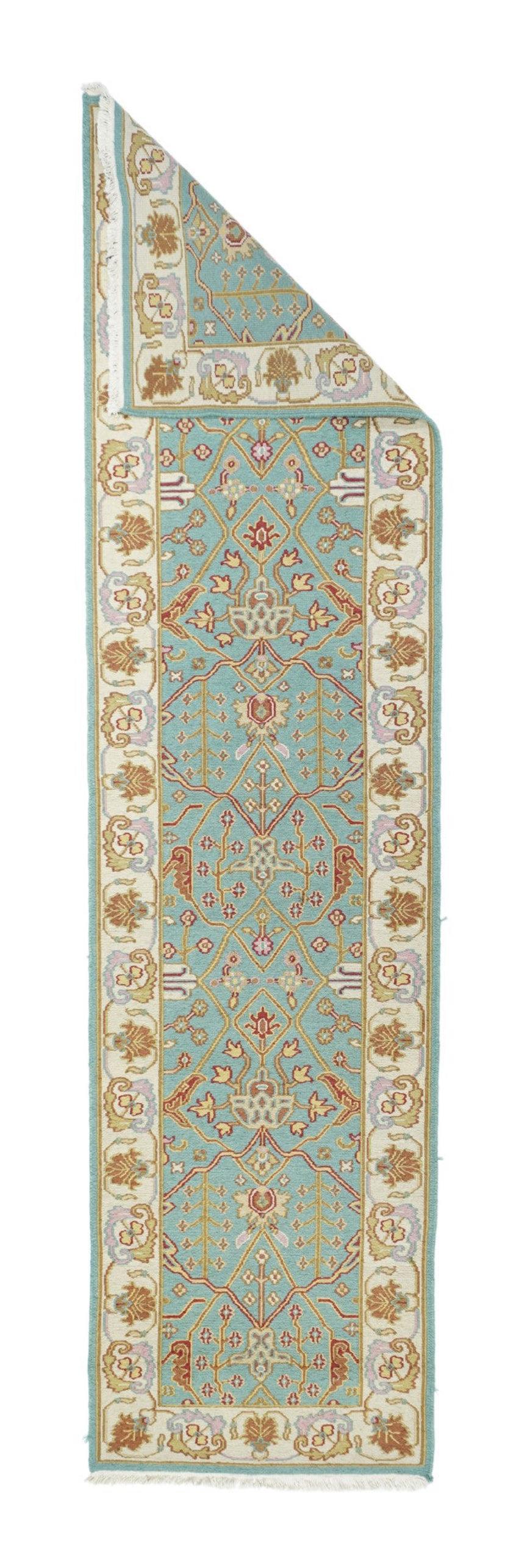 Runner Sumak 2'6'' x 8'0''. Una tecnica, più che un tipo specifico, in cui gli orditi sono avvolti da trame colorate per creare un disegno. Caucasico, turco, persiano e altri tipi. Produce una superficie piatta, un tappeto pileles che può essere