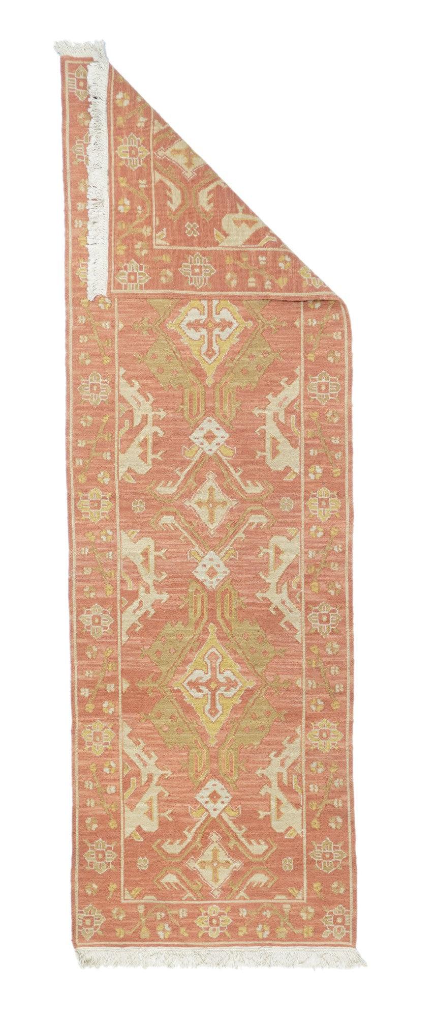 Runner Sumak 2'6'' x 8'0''. Una tecnica, piuttosto che un tipo specifico, in cui gli orditi sono avvolti da trame colorate per creare un disegno. Caucasico, turco, persiano e altri tipi. Produce un tappeto piatto, senza pelo, che può essere girato