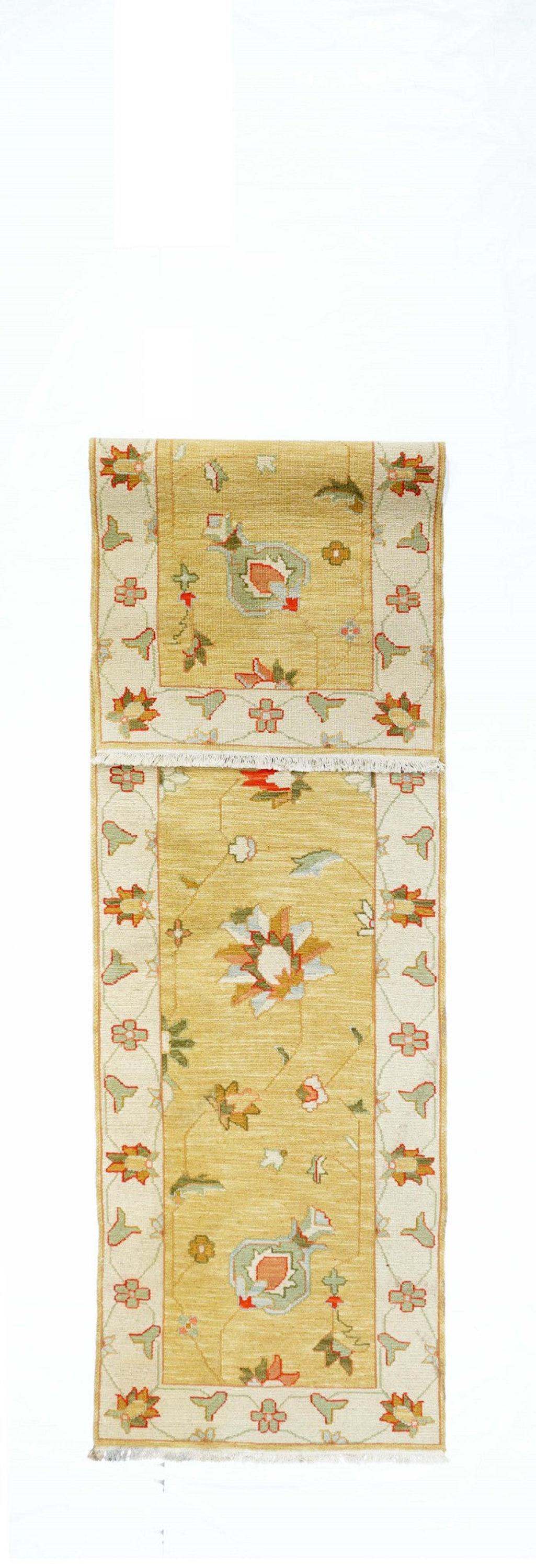 Sumak Läufer 2'7'' x 10'1''. Eher eine Technik als eine bestimmte Art, bei der die Kettfäden mit farbigen Schussfäden umwickelt werden, um ein Muster zu erzeugen. Kaukasische, türkische, persische und andere Typen. Ergibt einen flachen, florfreien