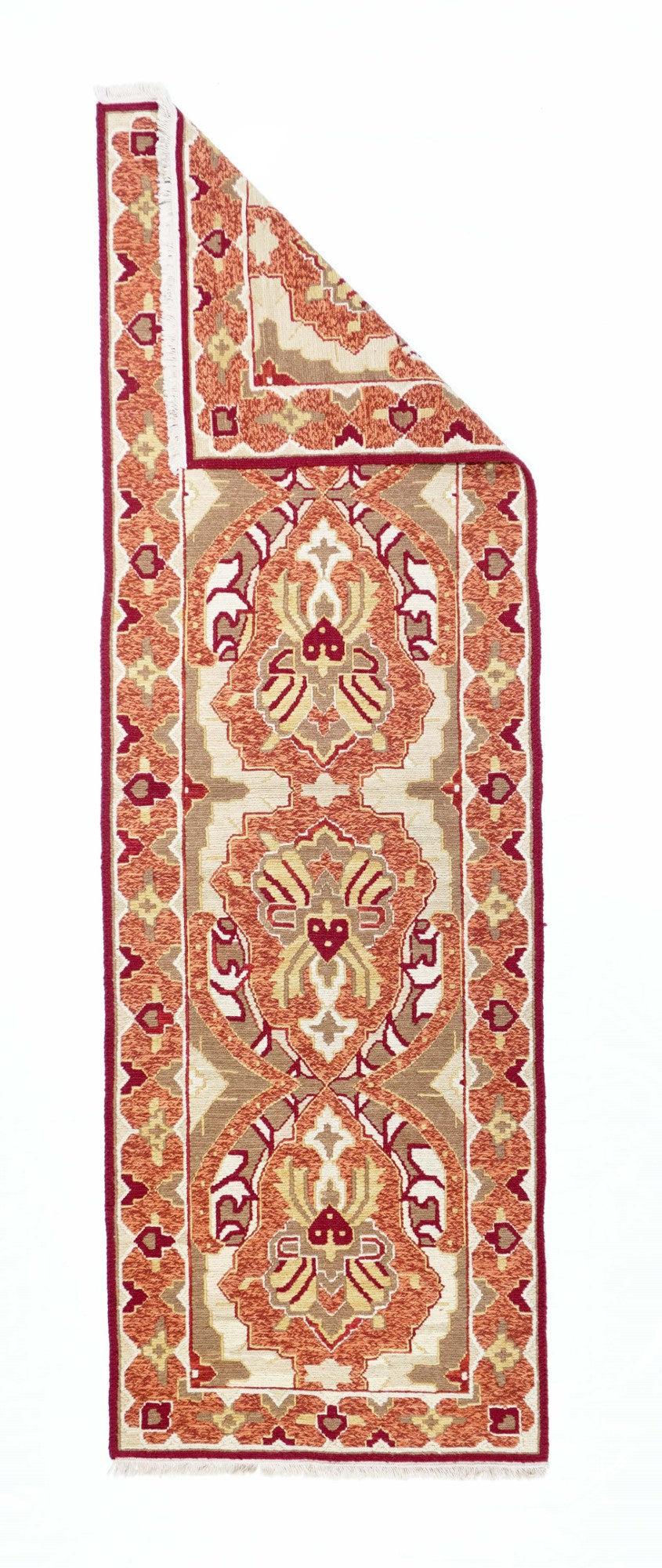 Sumak Runner 2'7'' x 7'10''. Une technique plutôt qu'un type spécifique, dans laquelle les chaînes sont enveloppées par des trames colorées pour créer un motif. Caucasiens, turcs, persans et autres. Produit une surface plane, un tapis sans poils qui