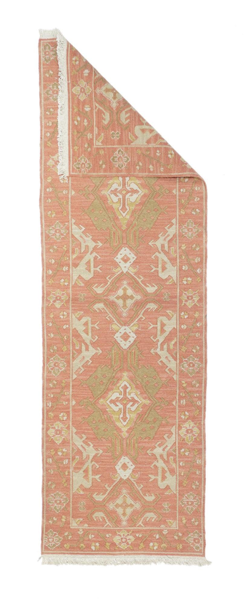 Runner Sumak 2'7'' x 8'0''. Una tecnica, piuttosto che un tipo specifico, in cui gli orditi sono avvolti da trame colorate per creare un disegno. Caucasico, turco, persiano e altri tipi. Produce un tappeto piatto, senza pelo, che può essere girato