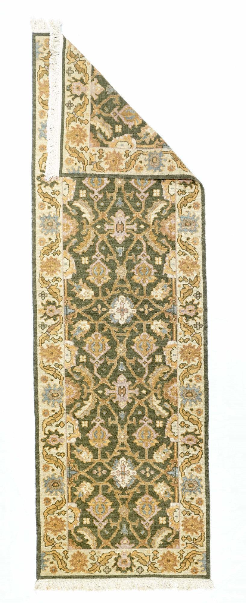 Sumak Läufer 2'7'' x 8'1''. Eher eine Technik als eine bestimmte Art, bei der die Kettfäden mit farbigen Schussfäden umwickelt werden, um ein Muster zu erzeugen. Kaukasische, türkische, persische und andere Typen. Ergibt einen flachen, florfreien