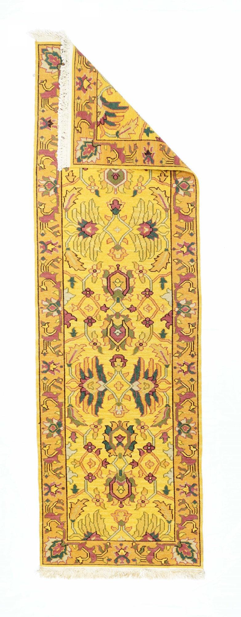 Runner Sumak 2'7'' x 8'2''. Una tecnica, piuttosto che un tipo specifico, in cui gli orditi sono avvolti da trame colorate per creare un disegno. Caucasico, turco, persiano e altri tipi. Produce un tappeto piatto, senza pelo, che può essere girato
