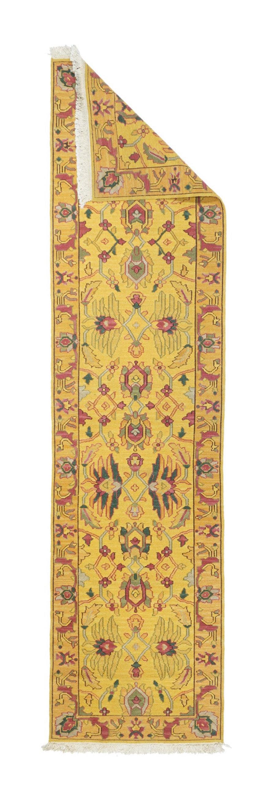 Runner Sumak 2'8'' x 10'4''. Una tecnica, piuttosto che un tipo specifico, in cui gli orditi sono avvolti da trame colorate per creare un disegno. Caucasico, turco, persiano e altri tipi. Produce un tappeto piatto, senza pelo, che può essere girato