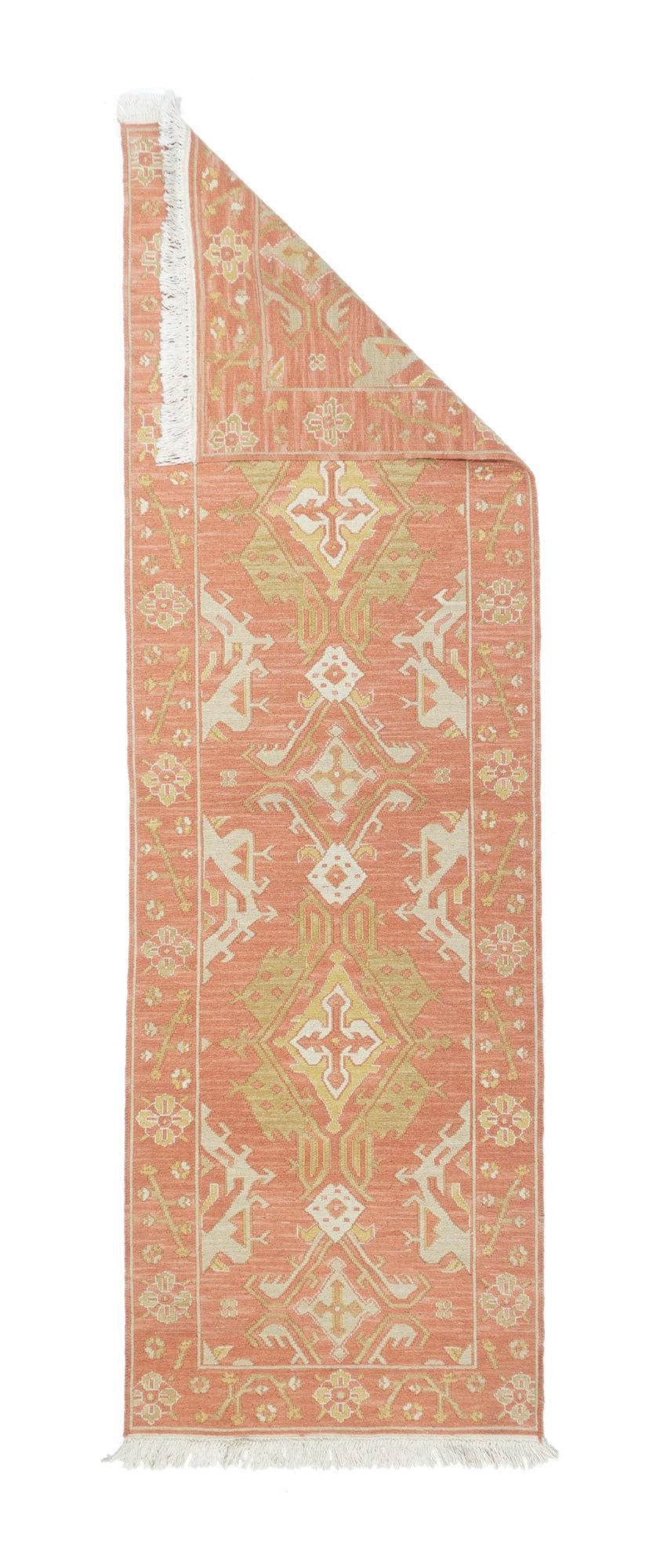 Runner Sumak 2'8'' x 8'3''.  Una tecnica, piuttosto che un tipo specifico, in cui gli orditi sono avvolti da trame colorate per creare un disegno. Caucasico, turco, persiano e altri tipi. Produce un tappeto piatto, senza pelo, che può essere girato