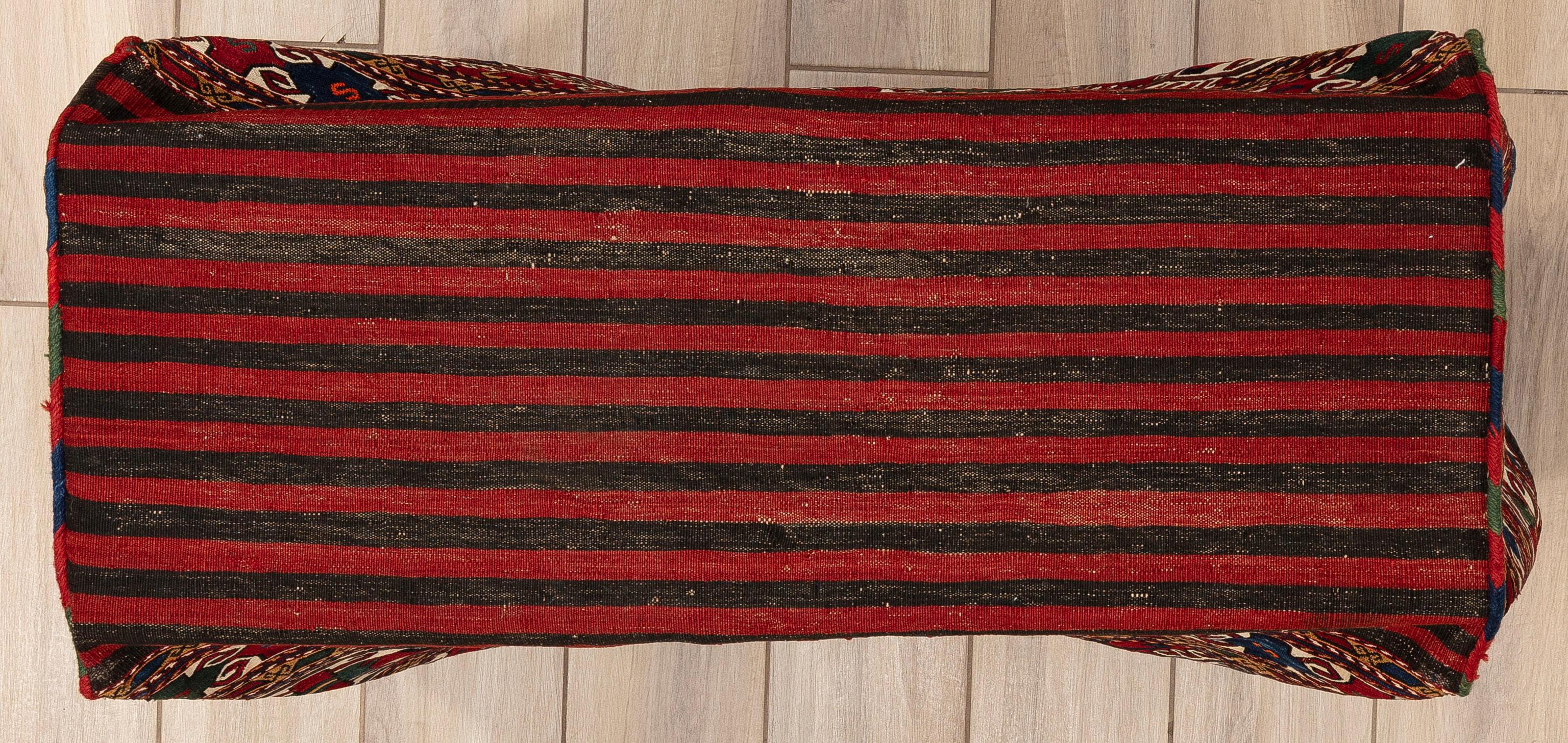 Esta bolsa de almacenaje Soumak es un buen ejemplo del arte tradicional del tejido plano, creado pensando tanto en la practicidad como en el atractivo decorativo. Tejida con la técnica soumak, muestra una superficie ricamente texturizada con