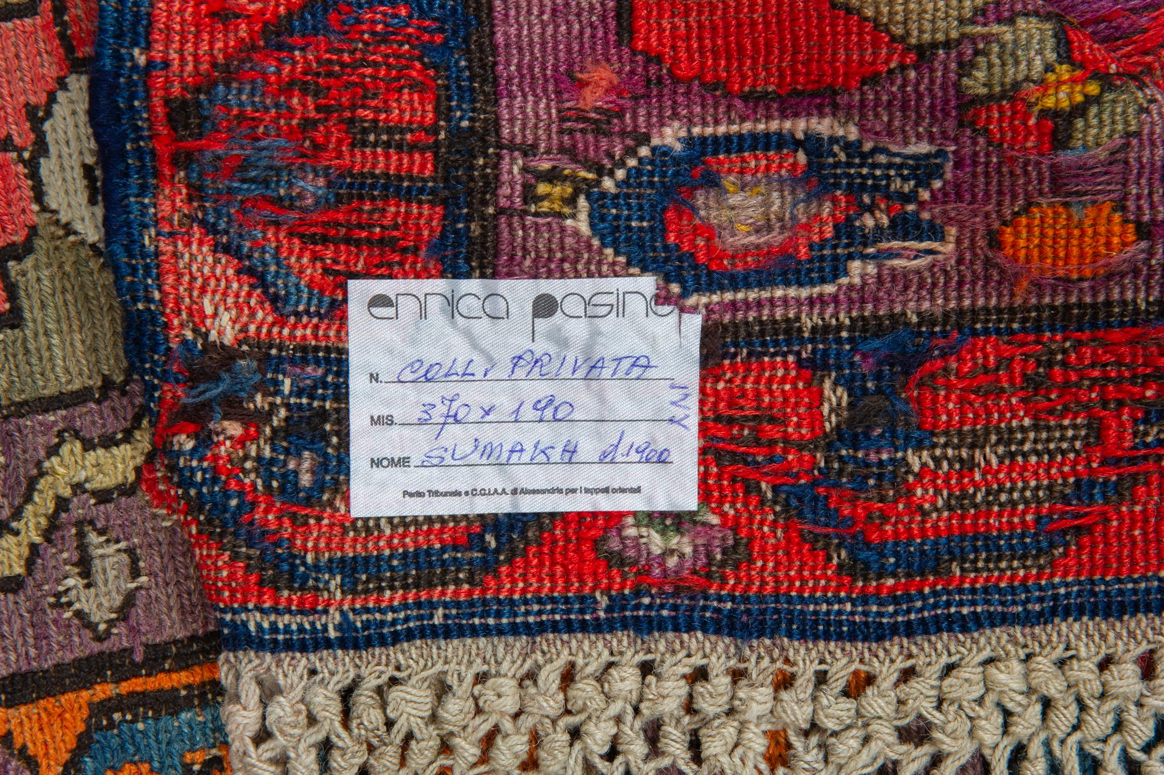 Antiker Sumakh-Teppich aus einer Privatsammlung - blauer Hintergrund mit drei großen hellblauen Medaillons. Stilisierte polychrome Blumenbordüre auf verblasstem indigoblauem Hintergrund. Es ist ein Sammlerstück. Auf dem Teppich datiert: 1316 =