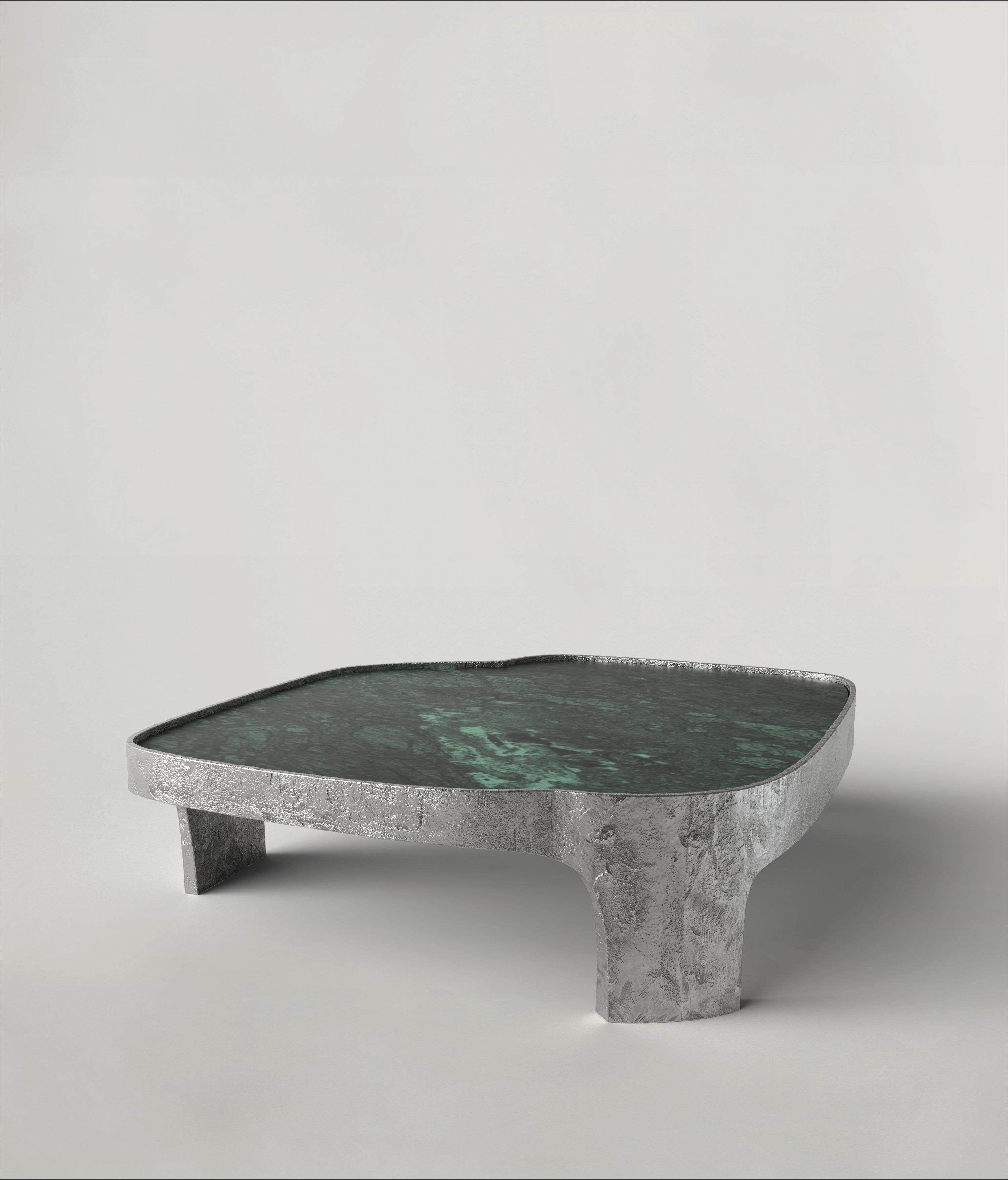 Table basse Sumatra V2 par Edizione Limitata
Edition limitée de 15 + 3 pièces. Signés et numérotés.
Dimensions : D100 x W100 x H30 cm
Matériaux : Aluminium + marbre Verde Guatemale

Sumatra est une collection de tables du XXIe siècle réalisée par