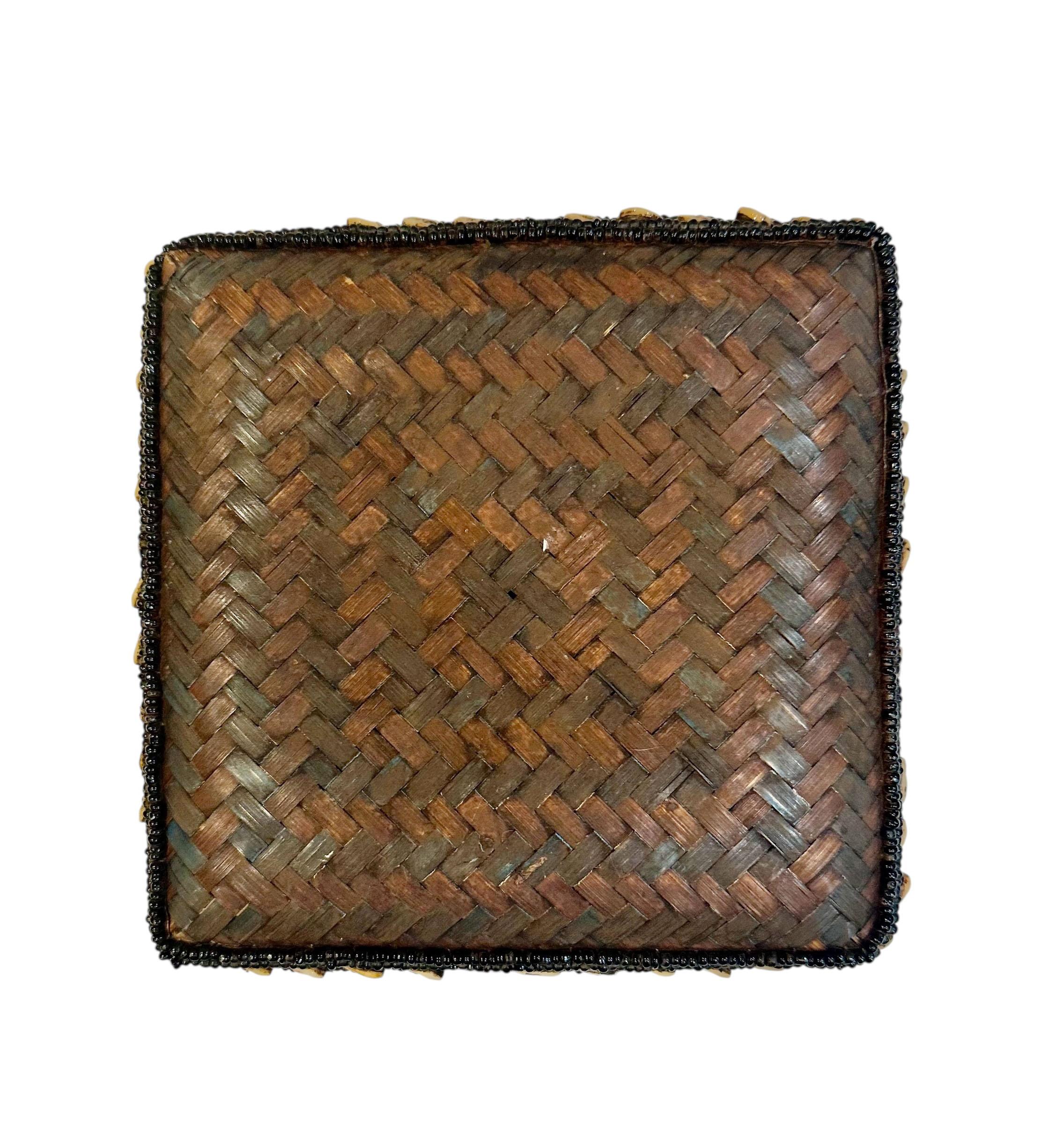 Scatola di Sumatra con perline e tessuto in vendita 1