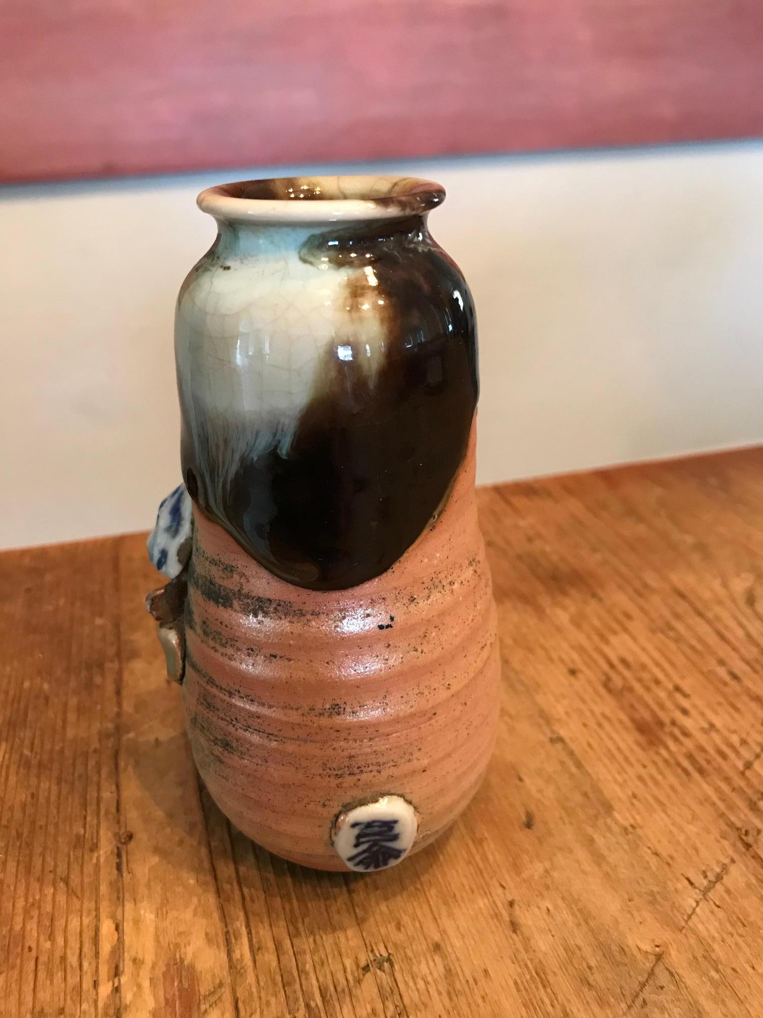 A fantastic Japanese Sumida Gawa vase, circa late 1800s-early 1900s.

This vase was likely made by renowned potter Inoue Ryosai

His signed mark is on the side.

Dimensions: 5