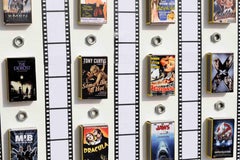 Art contemporain indien de Sumit Mehndiratta - Hollywood sur une boîte d'allumettes