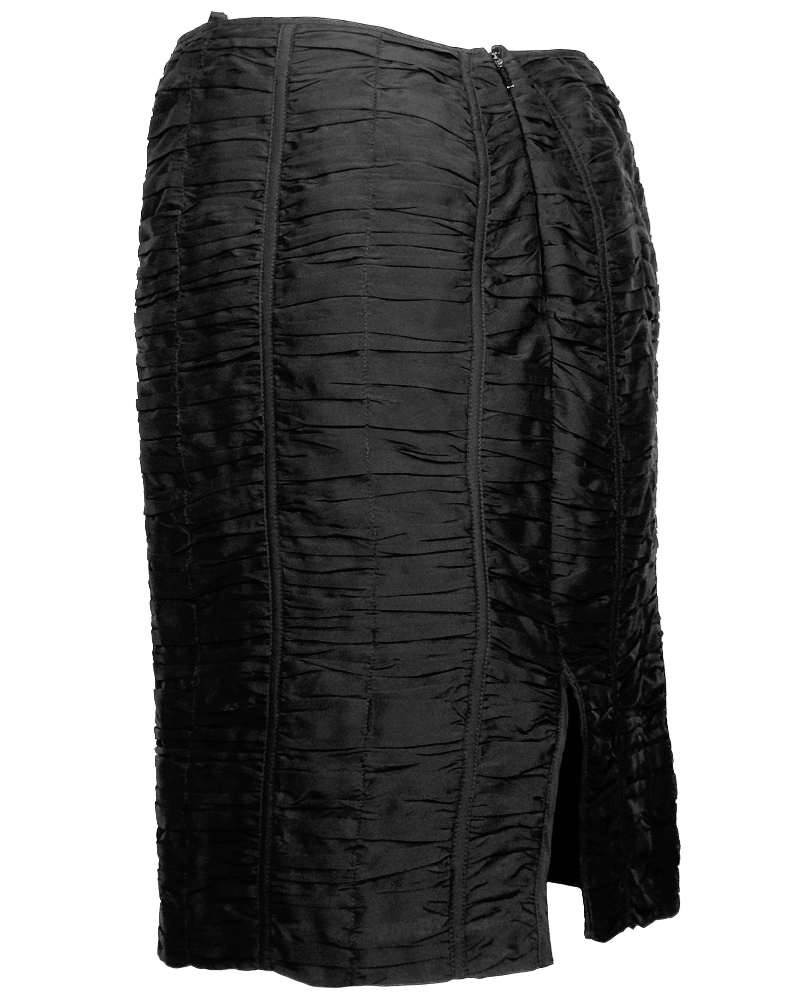 Noir Été 2001 Gucci by Tom Ford Jupe crayon en soie froncée noire en vente