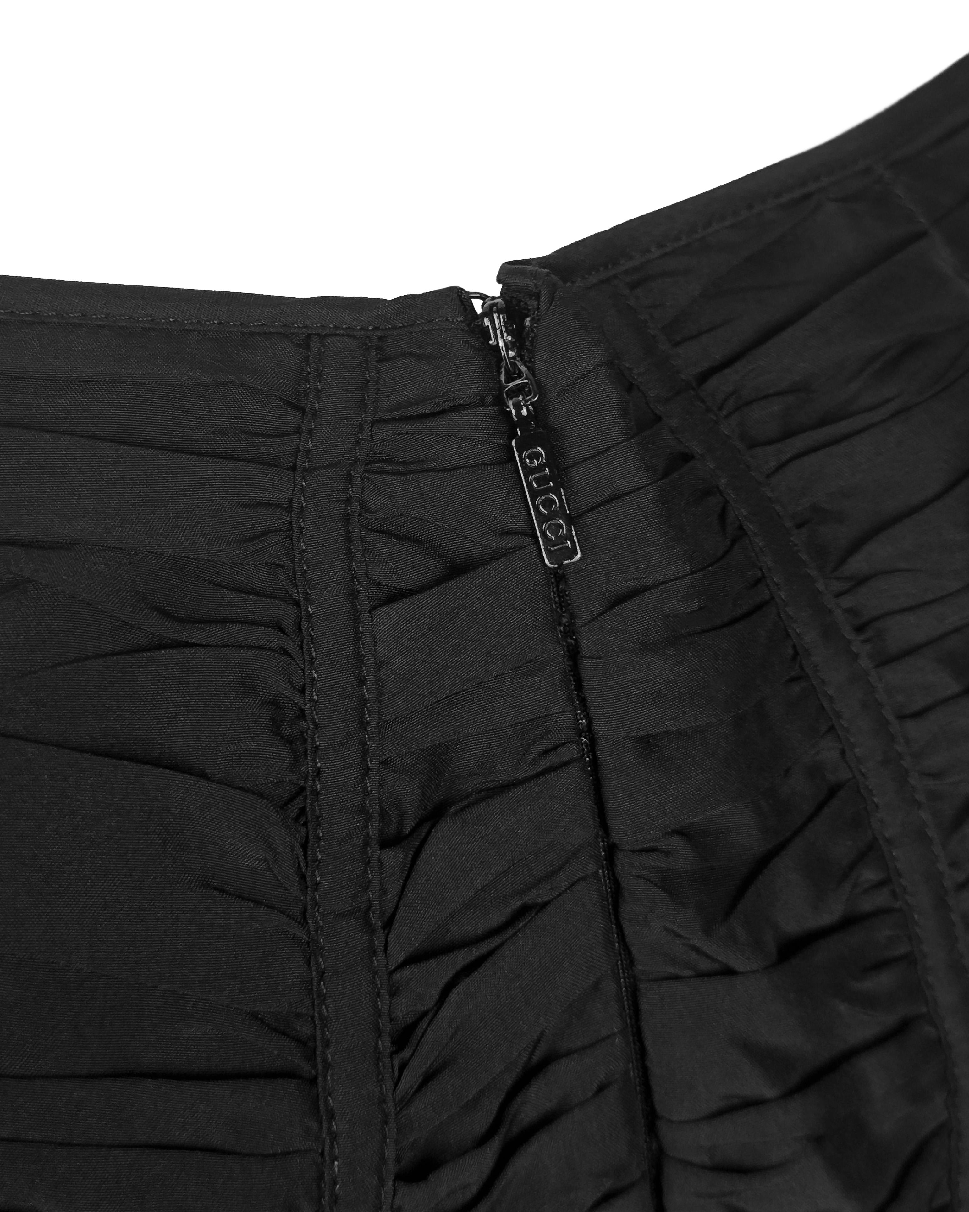 Été 2001 Gucci by Tom Ford Jupe crayon en soie froncée noire Bon état - En vente à Toronto, Ontario