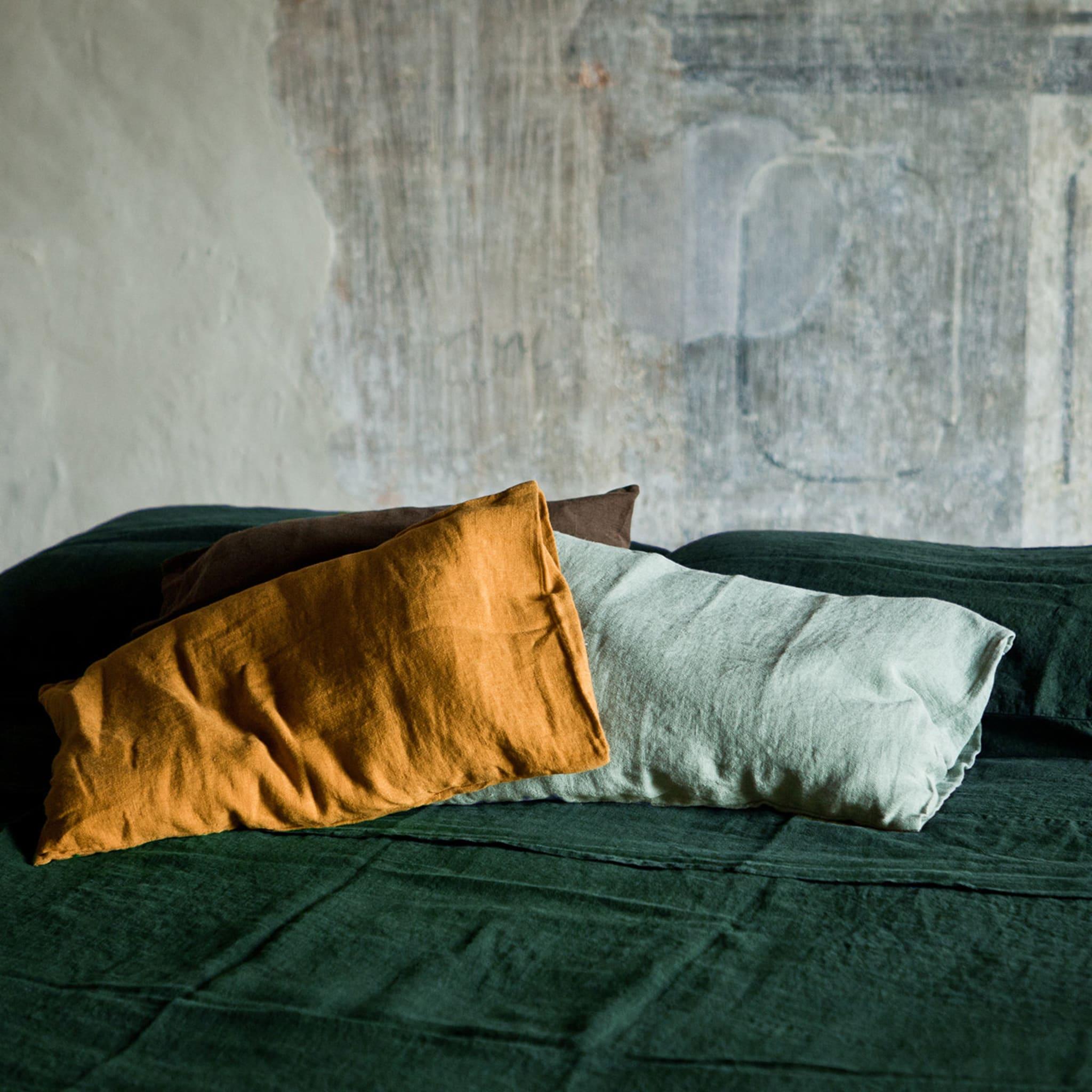 Eine elegante Ergänzung für jedes Heim, wurde diese Bettwäsche aus feinstem Leinen vollständig von Hand gefertigt. Das weiße Spannbettlaken und das auffällige waldgrüne Leinenoberlaken mit den dazu passenden Kissenbezügen bilden eine zeitlose