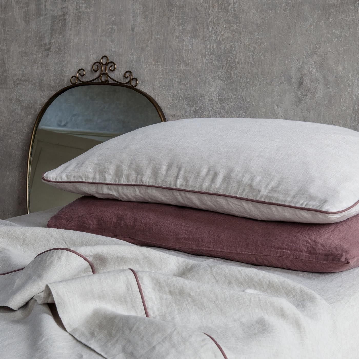 This superb set of linen comprises a flat sheet with Once Milano signature piping and matching pillowcases dyed in a timeless and delicate vintage pink, completed with a fitted sheet in a natural shade. The entire set, handcrafted of the finest