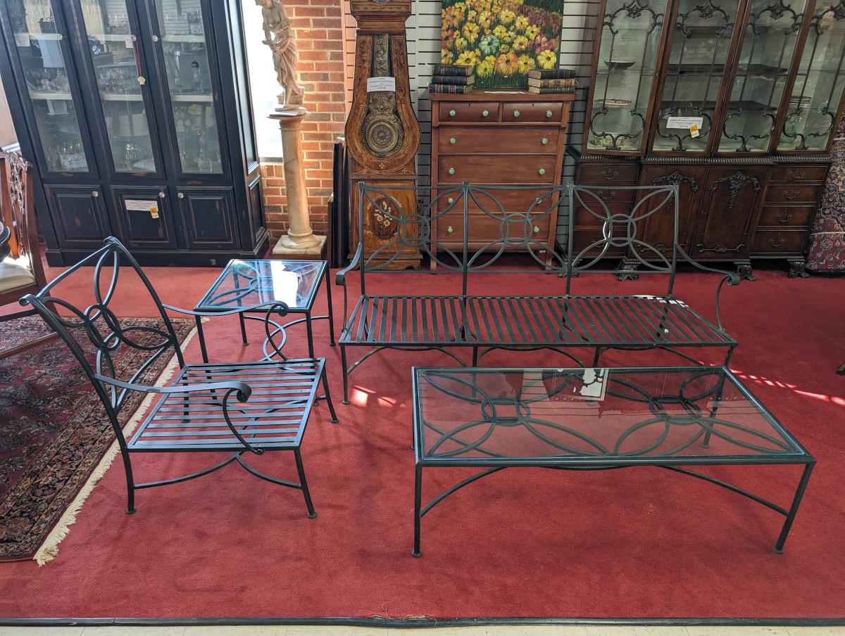 Summer Classics 4 Stück Schmiedeeisen Sitzgarnitur für draußen
Marke: Sommer-Klassiker
Enthaltene Artikel: Sofa, Sessel, Beistelltisch mit Glasplatte, Couchtisch mit Glasplatte
MATERIAL: Schmiedeeisen
Farbe der Möbel: Schwarz
Glasfarbe: KlarAlter: