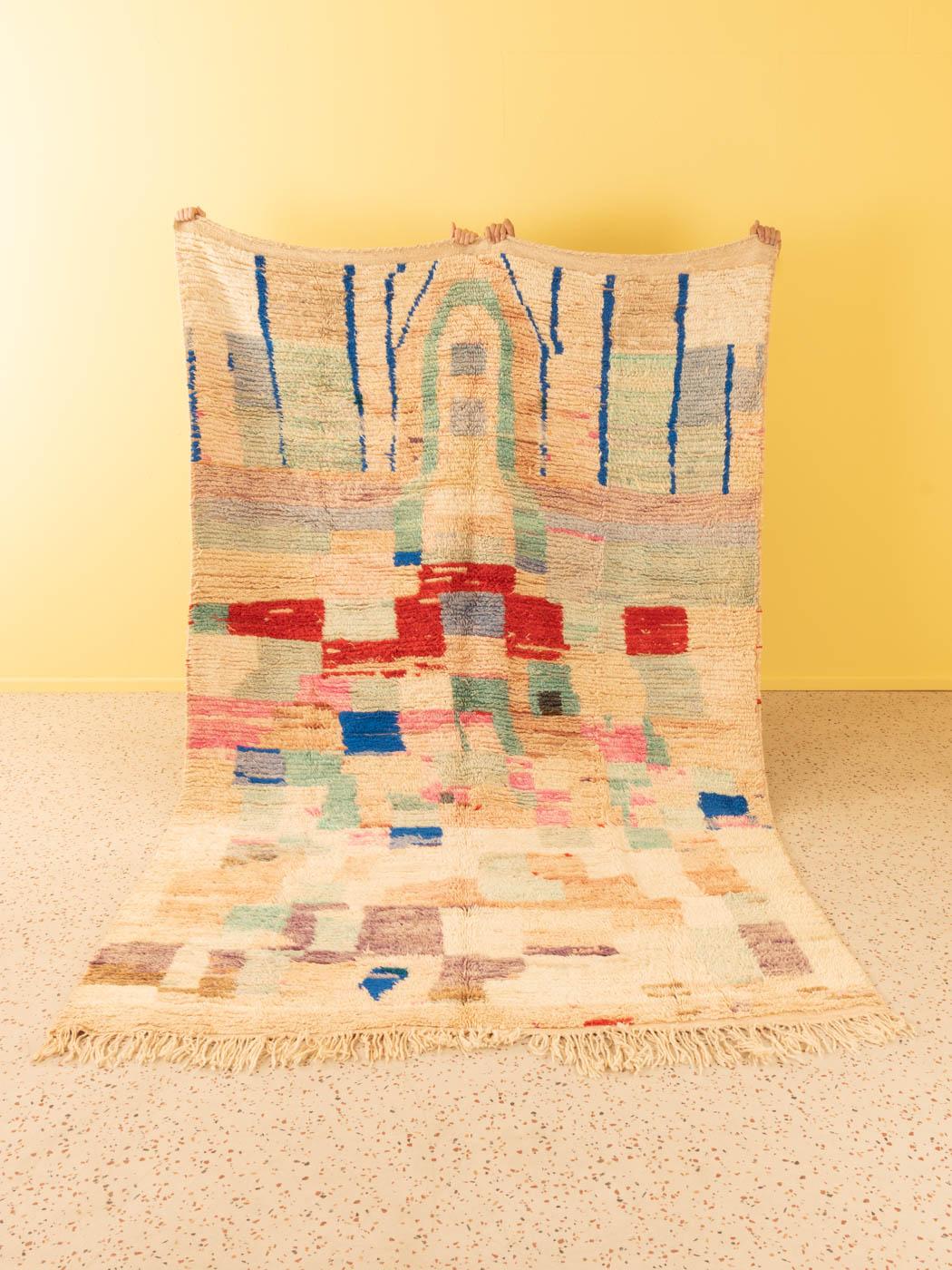Campo de Verano es una alfombra contemporánea 100% lana: gruesa y suave, cómoda bajo los pies. Nuestras alfombras bereberes están tejidas y anudadas a mano por mujeres amazigh en la cordillera del Atlas. Estas comunidades llevan miles de años